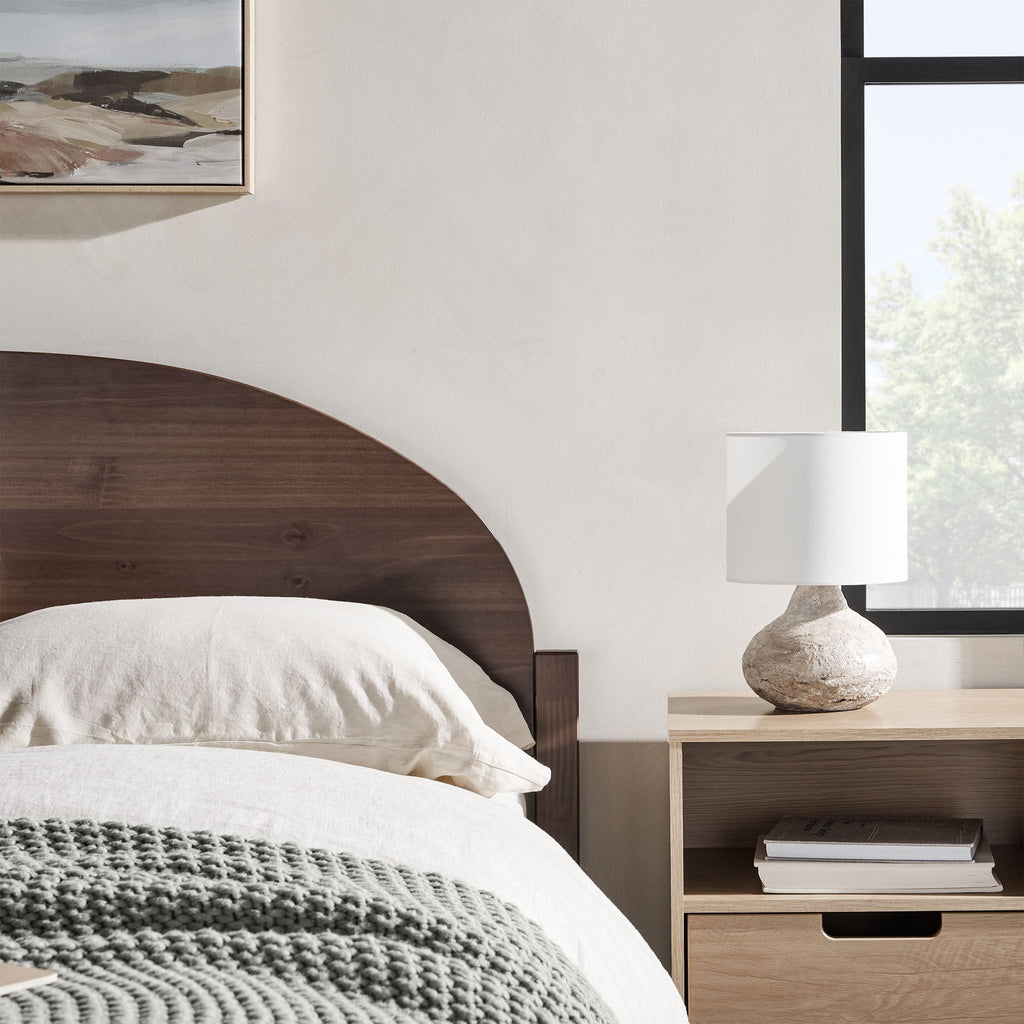 Lit Elias en bois massif avec tête de lit arquée