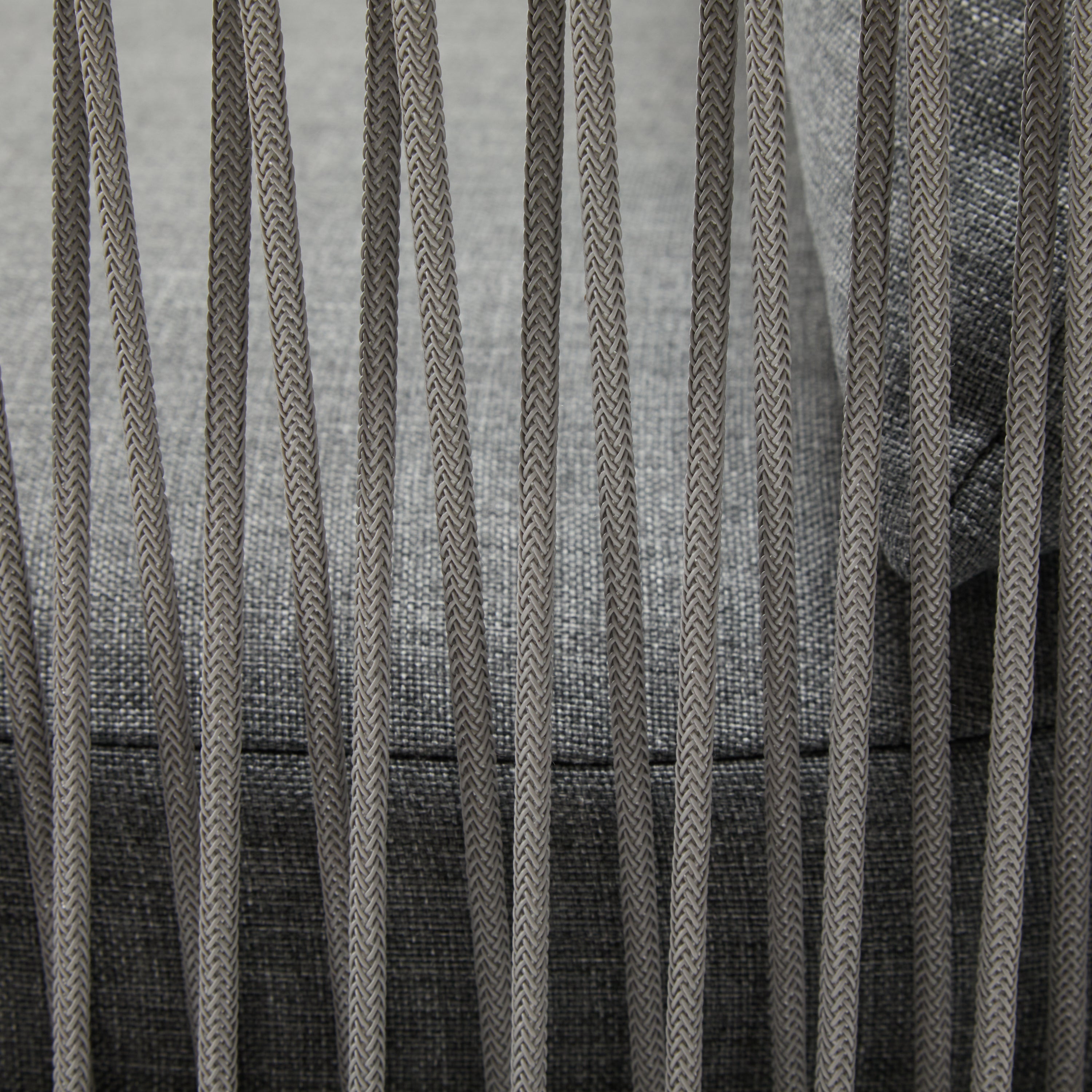 Walker Edison | Ensemble de 2 chaises d'extérieur incurvées élégantes en corde tressée grise