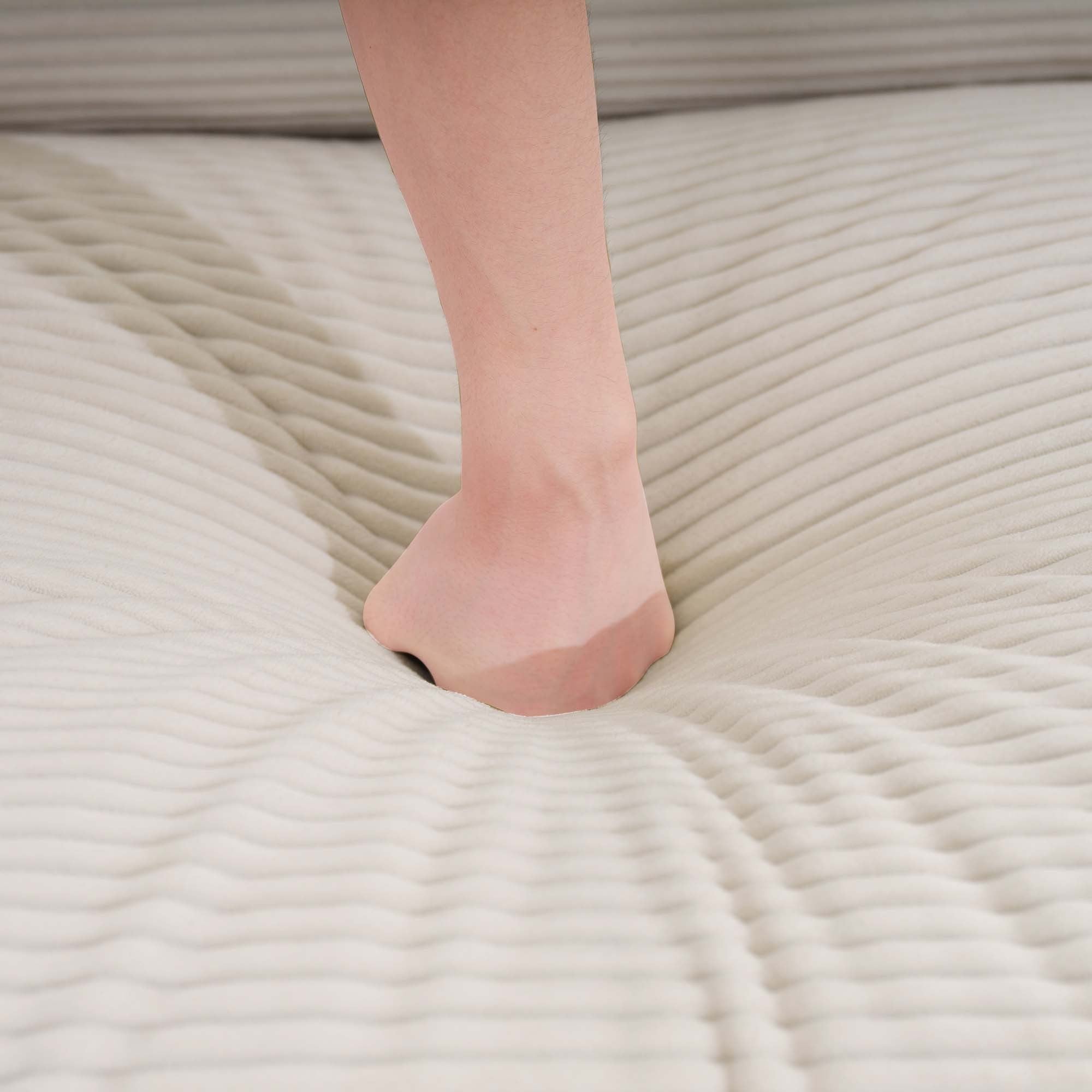 Walker Edison | Fauteuil d'appoint Cloud à assise profonde en velours côtelé avec repose-pieds