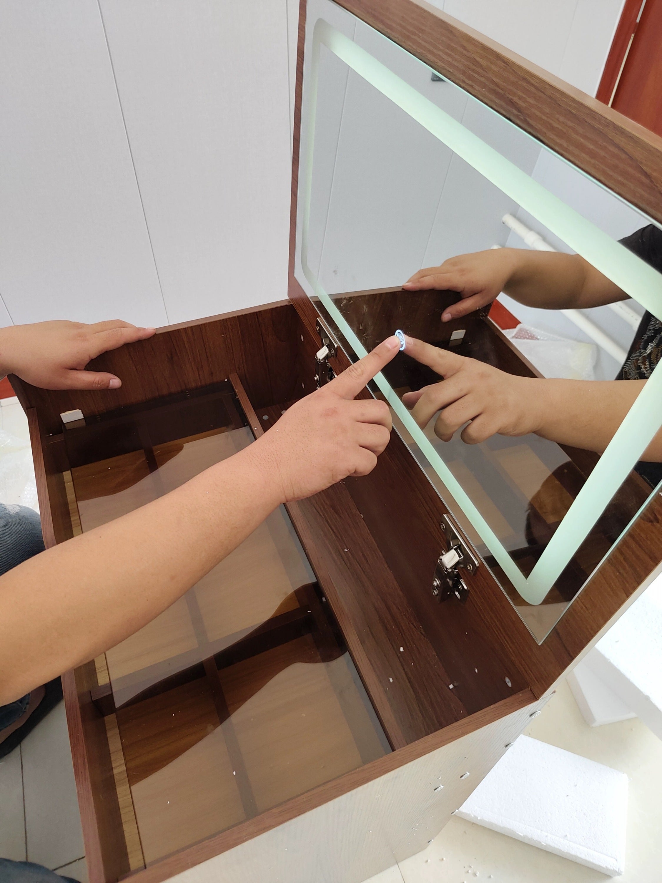 Walker Edison | Coiffeuse 3 en 1 en noyer avec miroir rabattable et tabouret rembourré