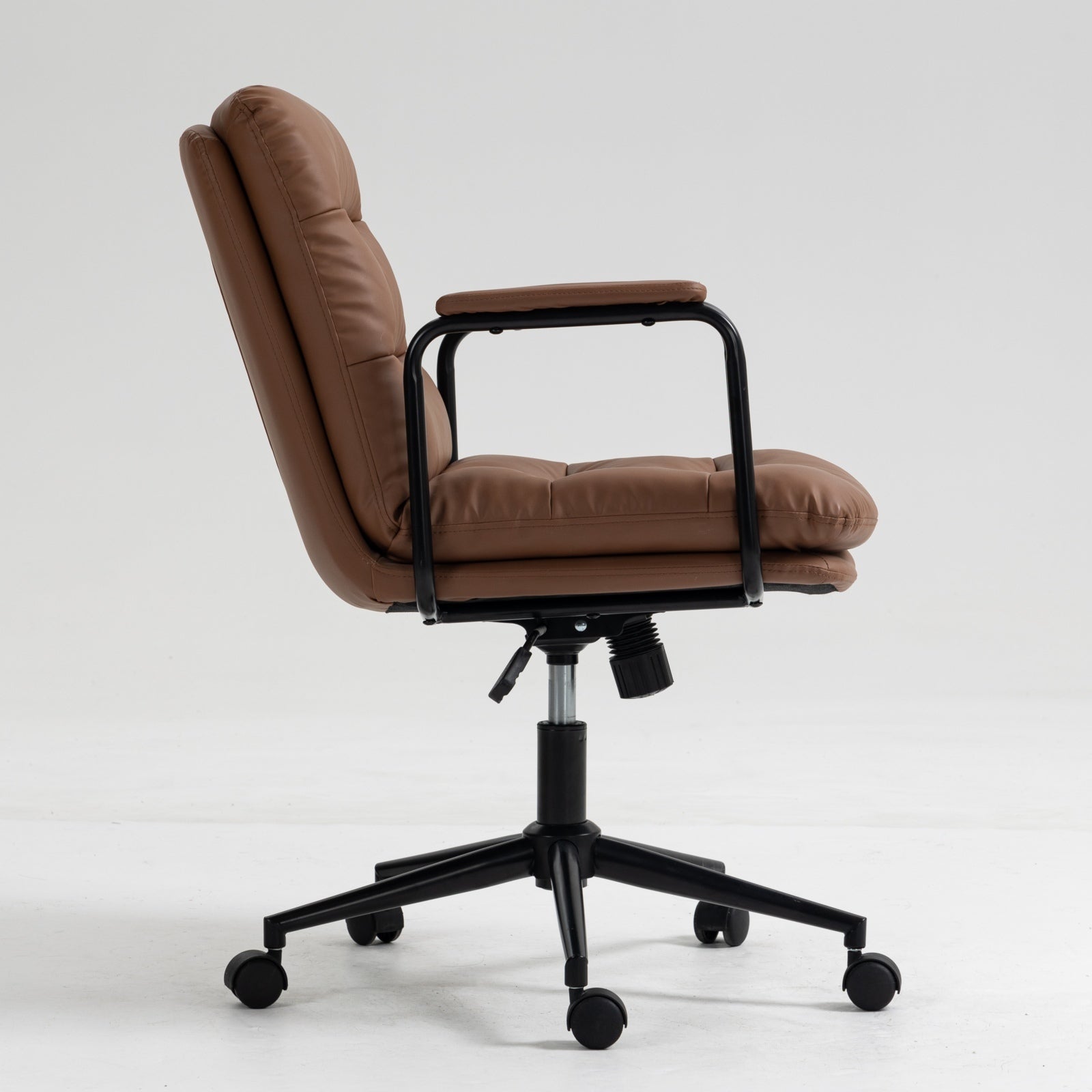 Walker Edison | Chaise de bureau pivotante ergonomique en similicuir marron 