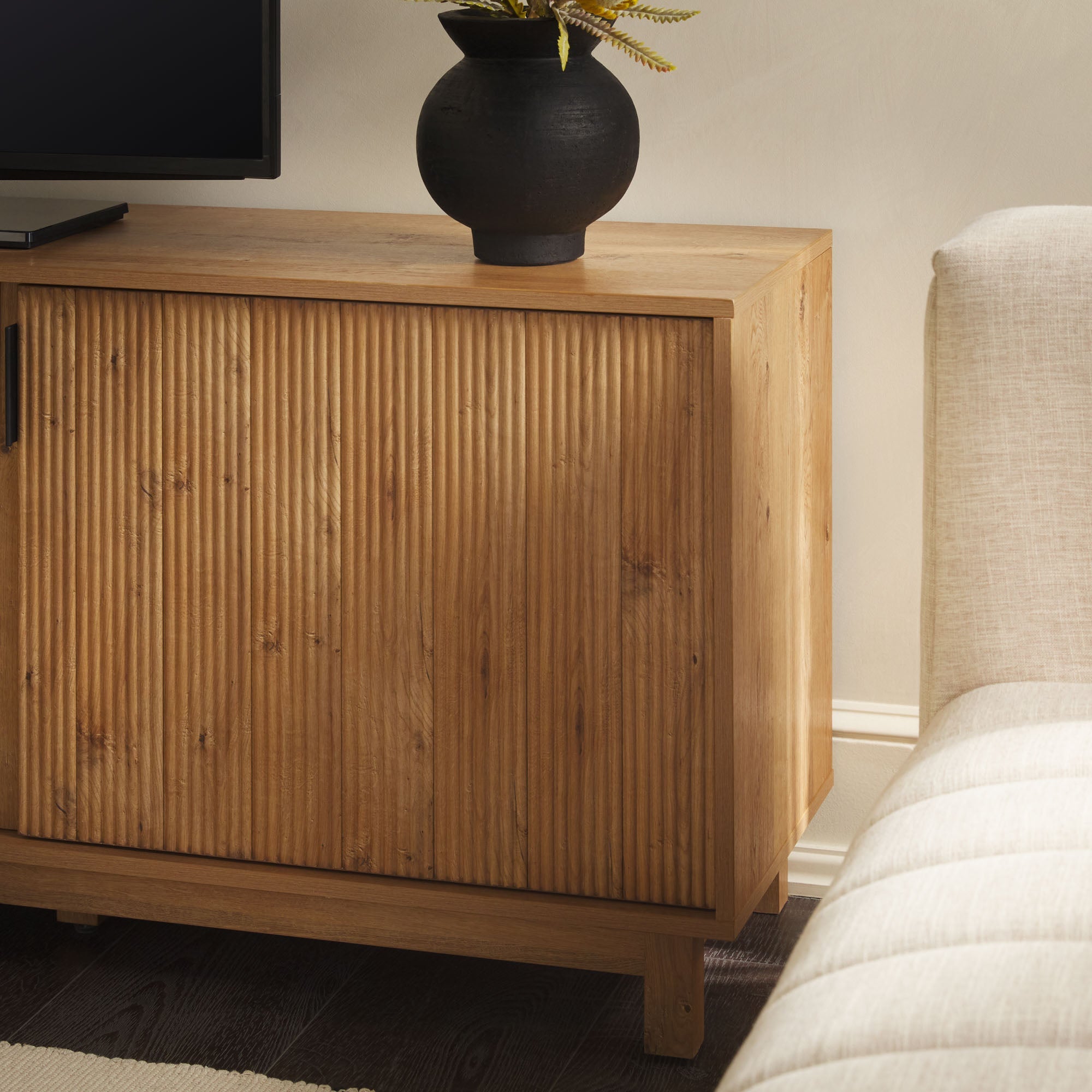 Meuble TV Reema scandinave moderne 70 à cannelures avec cheminée électrique autoportante