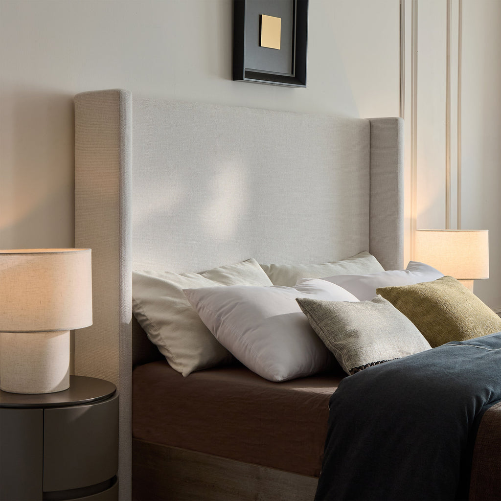 Walker Edison | Lit Shelton 54' Queen capitonné avec tête de lit à oreilles et sommier en bois