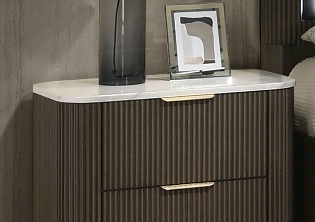 Table de chevet contemporaine à deux tiroirs avec plateau en marbre cannelé et socle