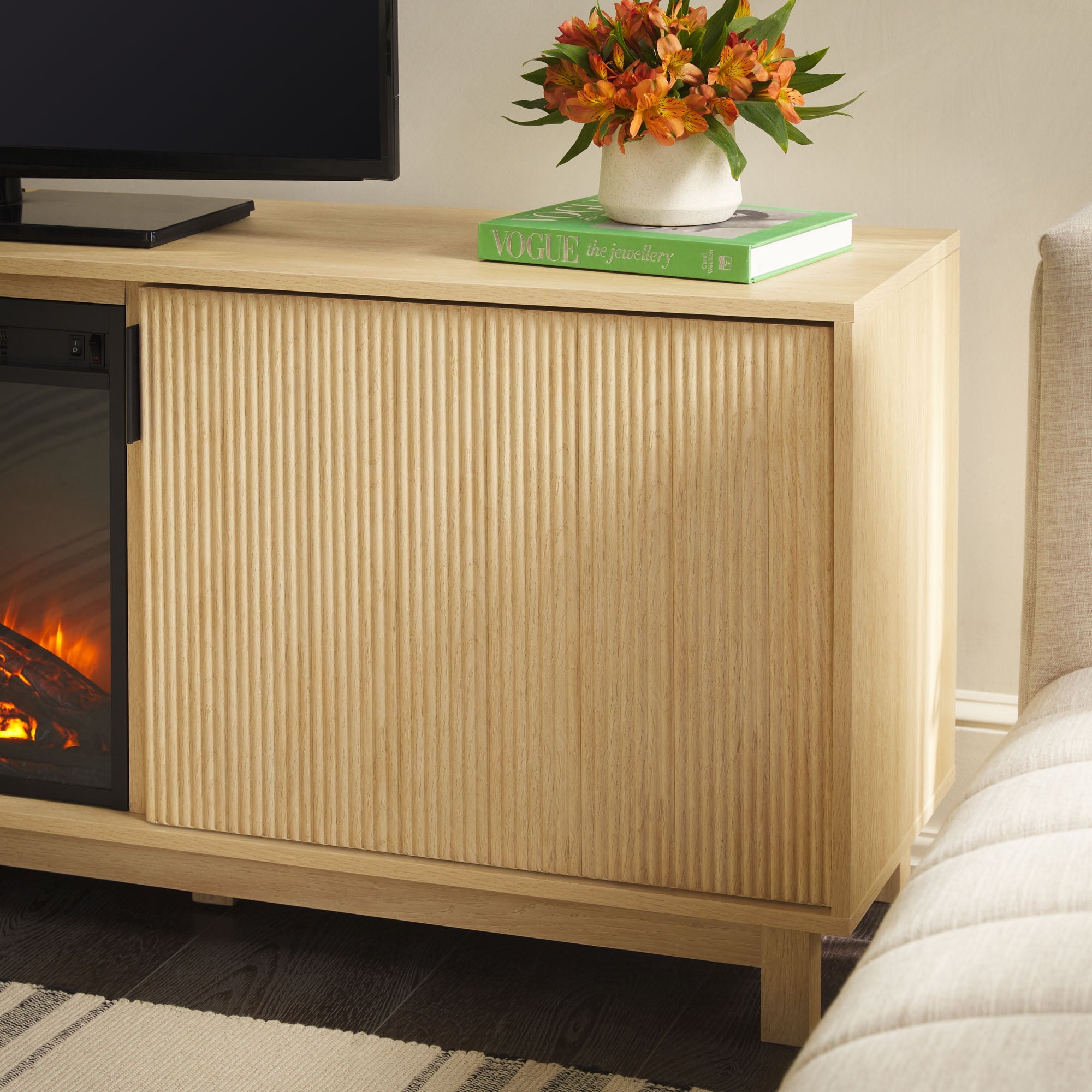 Meuble TV Reema scandinave moderne 70 à cannelures avec cheminée électrique autoportante