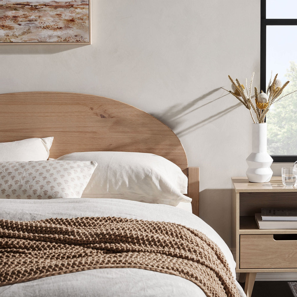 Lit Elias en bois massif avec tête de lit arquée