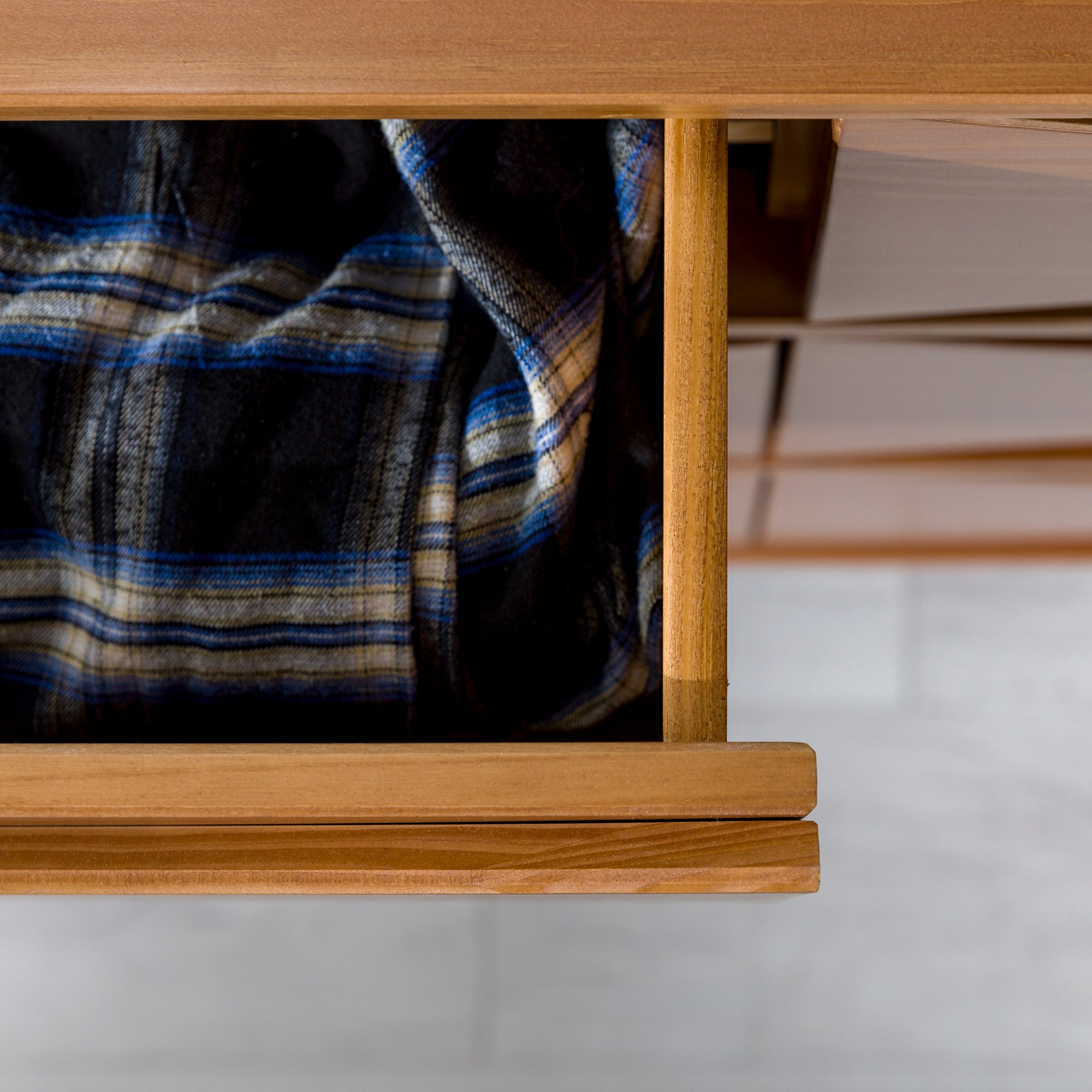 Commode Atticus en bois massif, style moderne du milieu du siècle