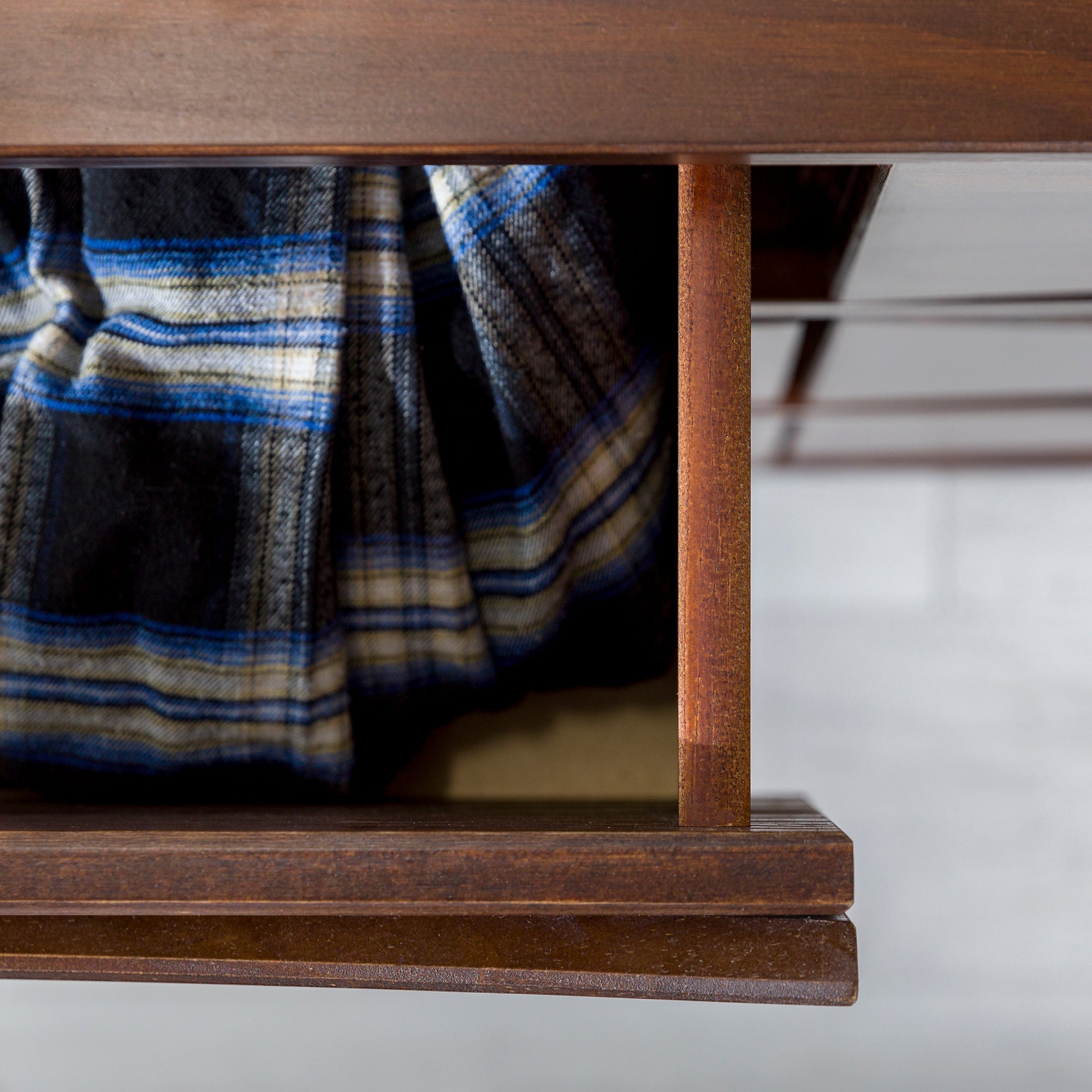 Commode Atticus en bois massif, style moderne du milieu du siècle