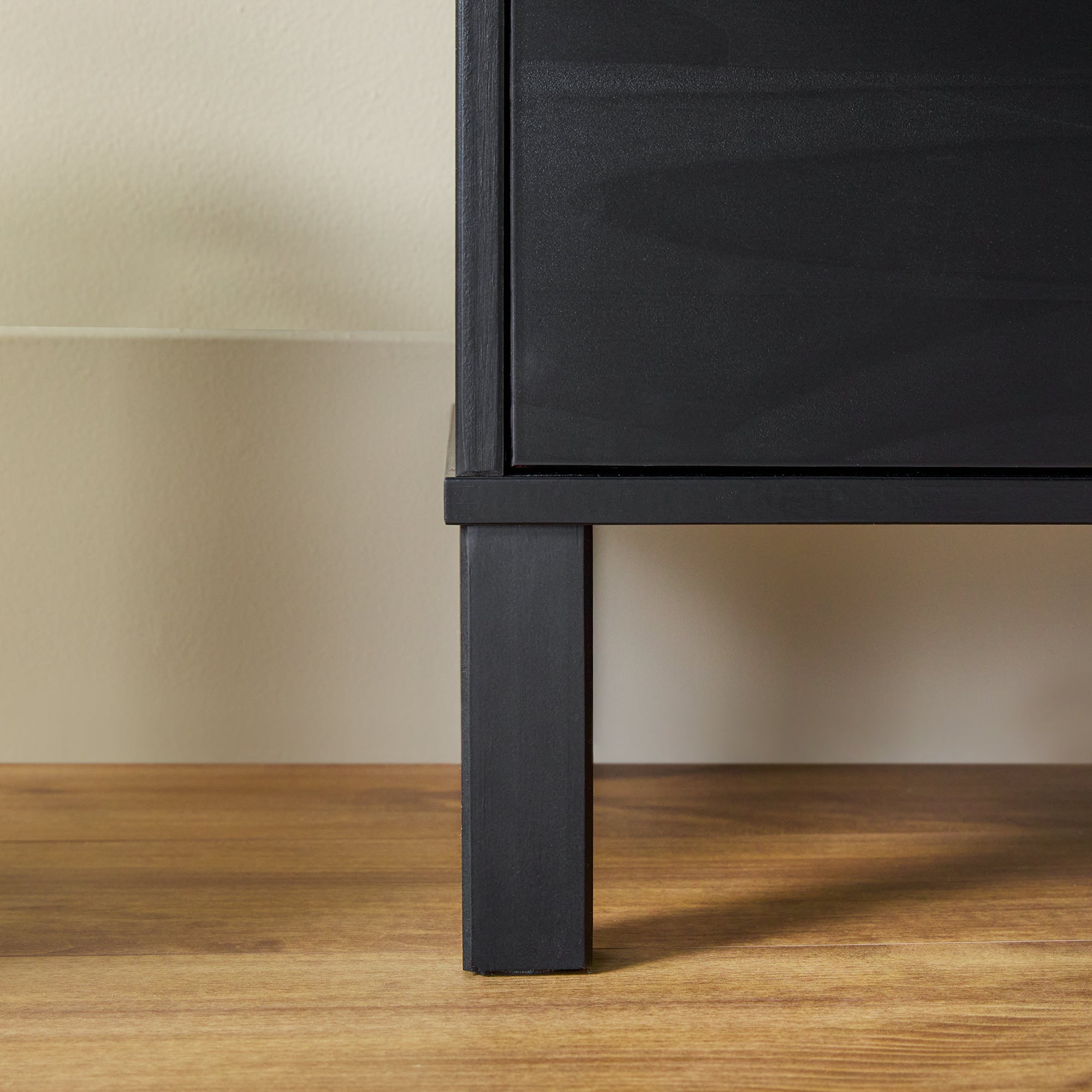 Table de chevet Elias moderne en bois massif avec cadre incurvé