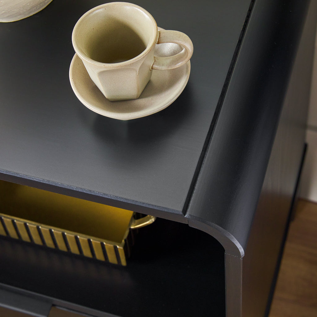 Table de chevet Elias moderne en bois massif avec cadre incurvé