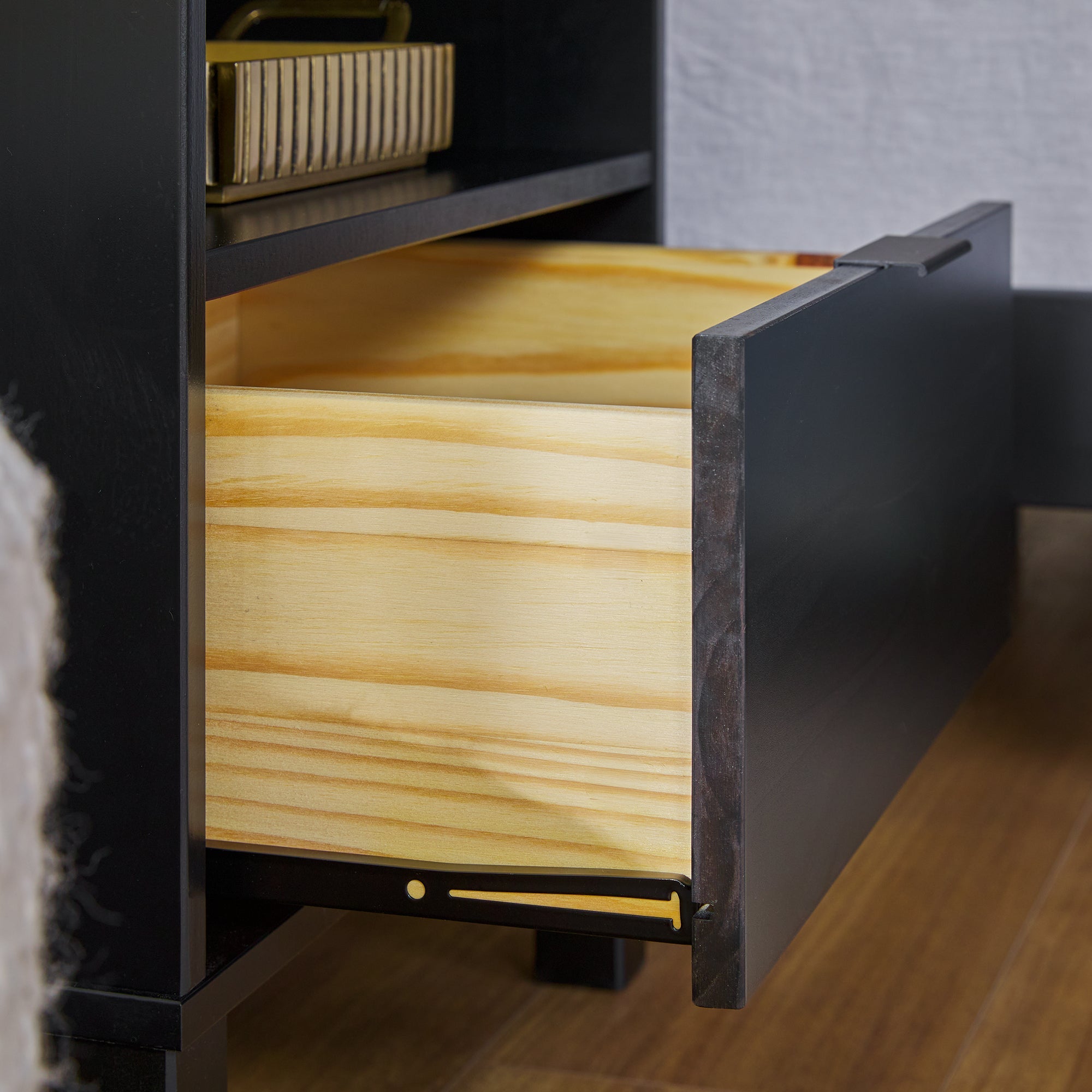 Table de chevet Elias moderne en bois massif avec cadre incurvé