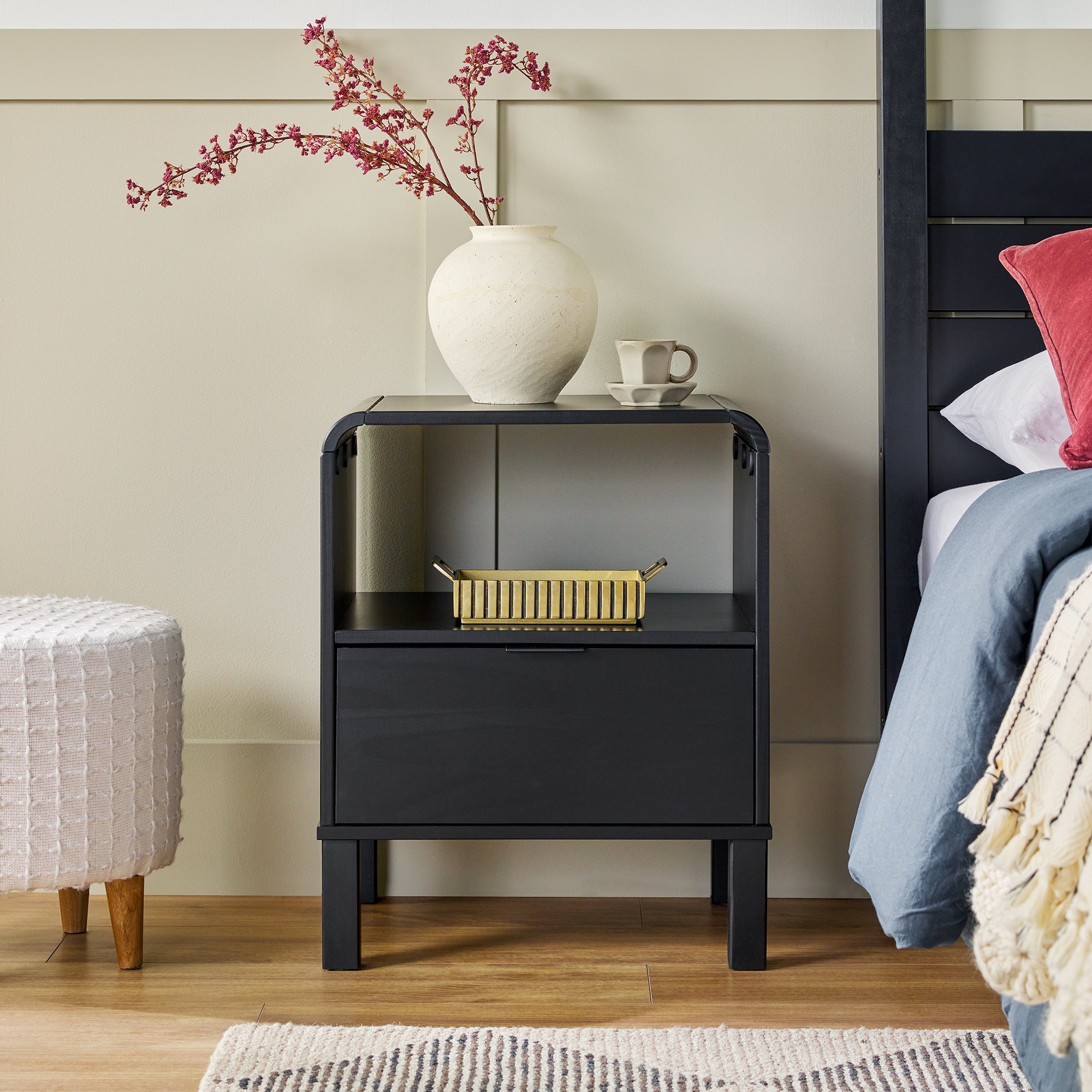 Table de chevet Elias moderne en bois massif avec cadre incurvé