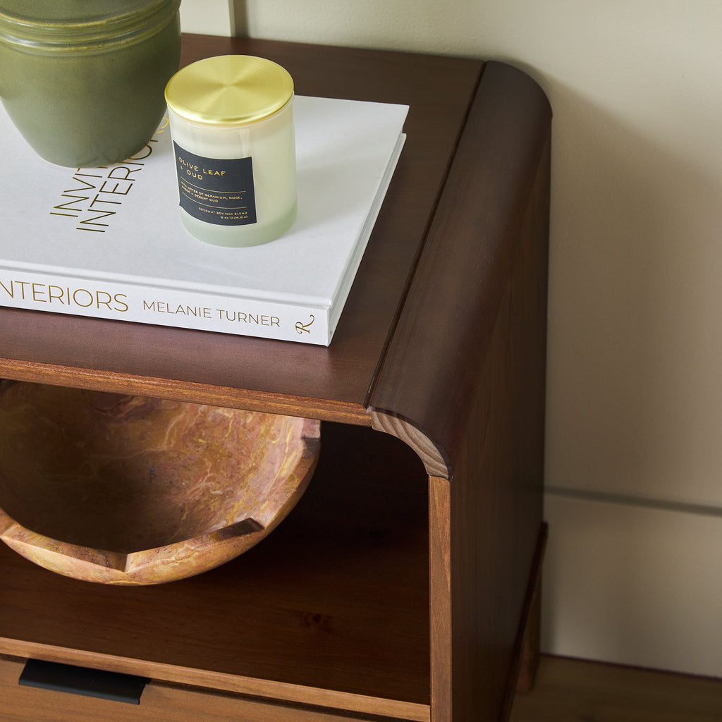 Table de chevet Elias moderne en bois massif avec cadre incurvé