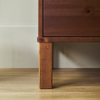 Table de chevet Elias moderne en bois massif avec cadre incurvé