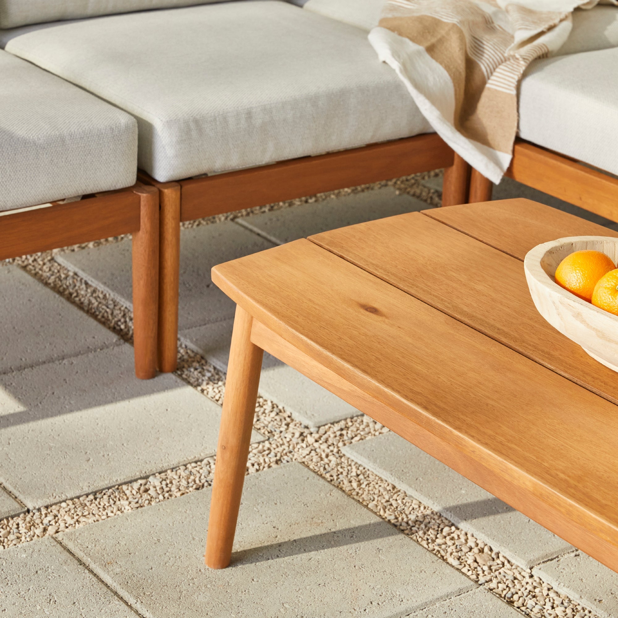 Ensemble canapé d'extérieur et table basse Circa Modern 6 pièces en bois massif à fuseaux