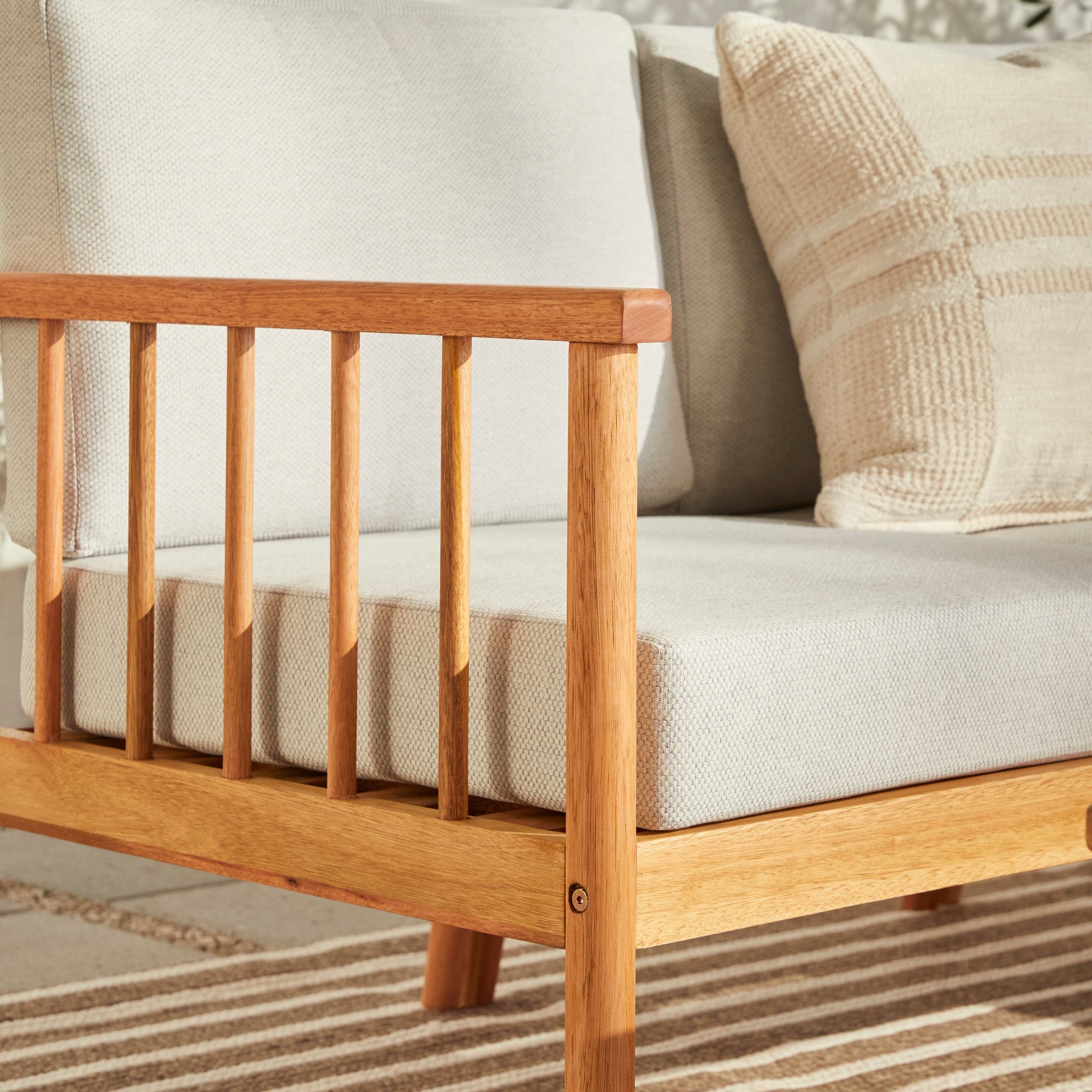 Ensemble canapé d'extérieur et table basse Circa Modern 6 pièces en bois massif à fuseaux