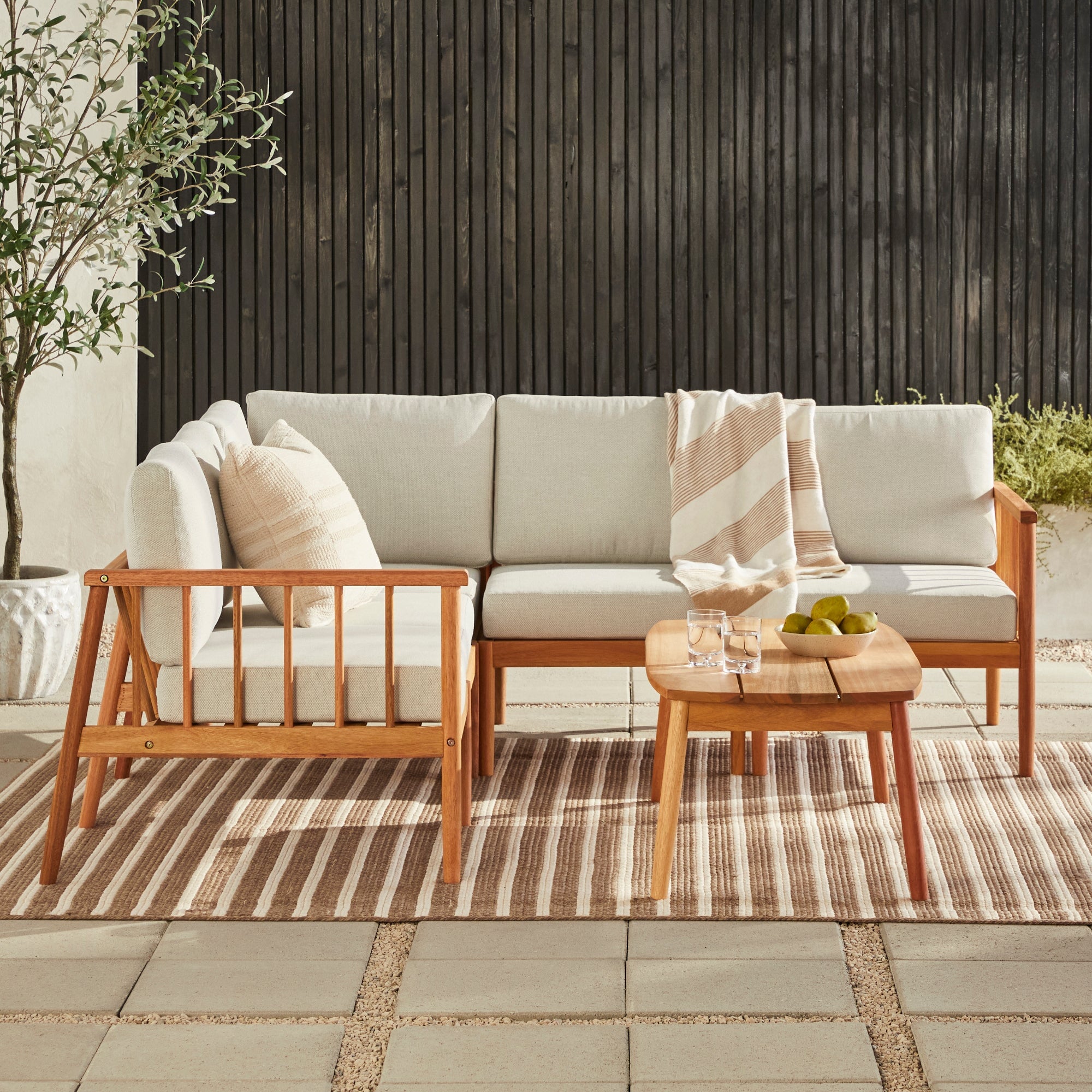 Ensemble canapé d'extérieur et table basse Circa Modern 6 pièces en bois massif à fuseaux