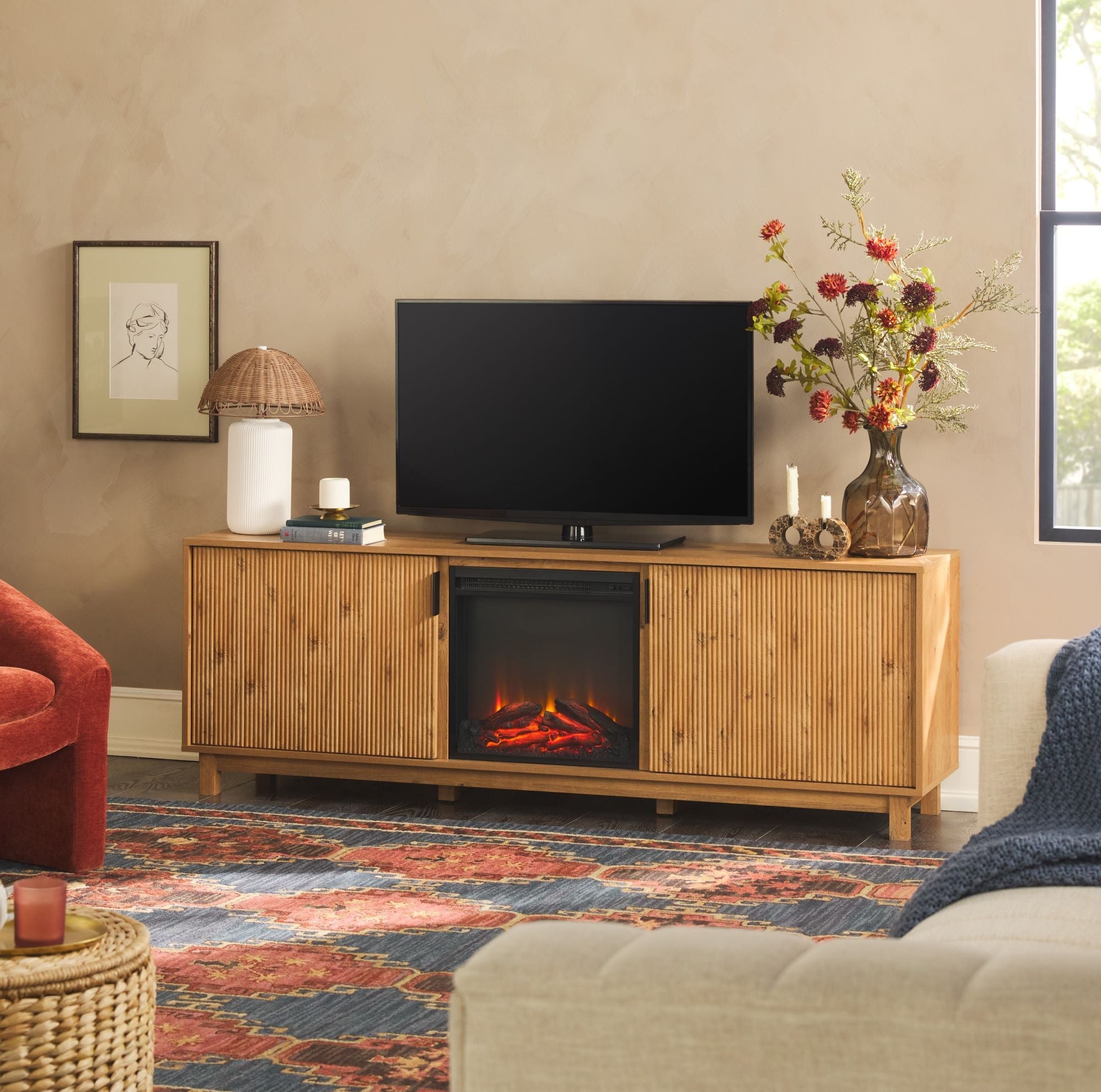 Meuble TV Reema scandinave moderne 70 à cannelures avec cheminée électrique autoportante