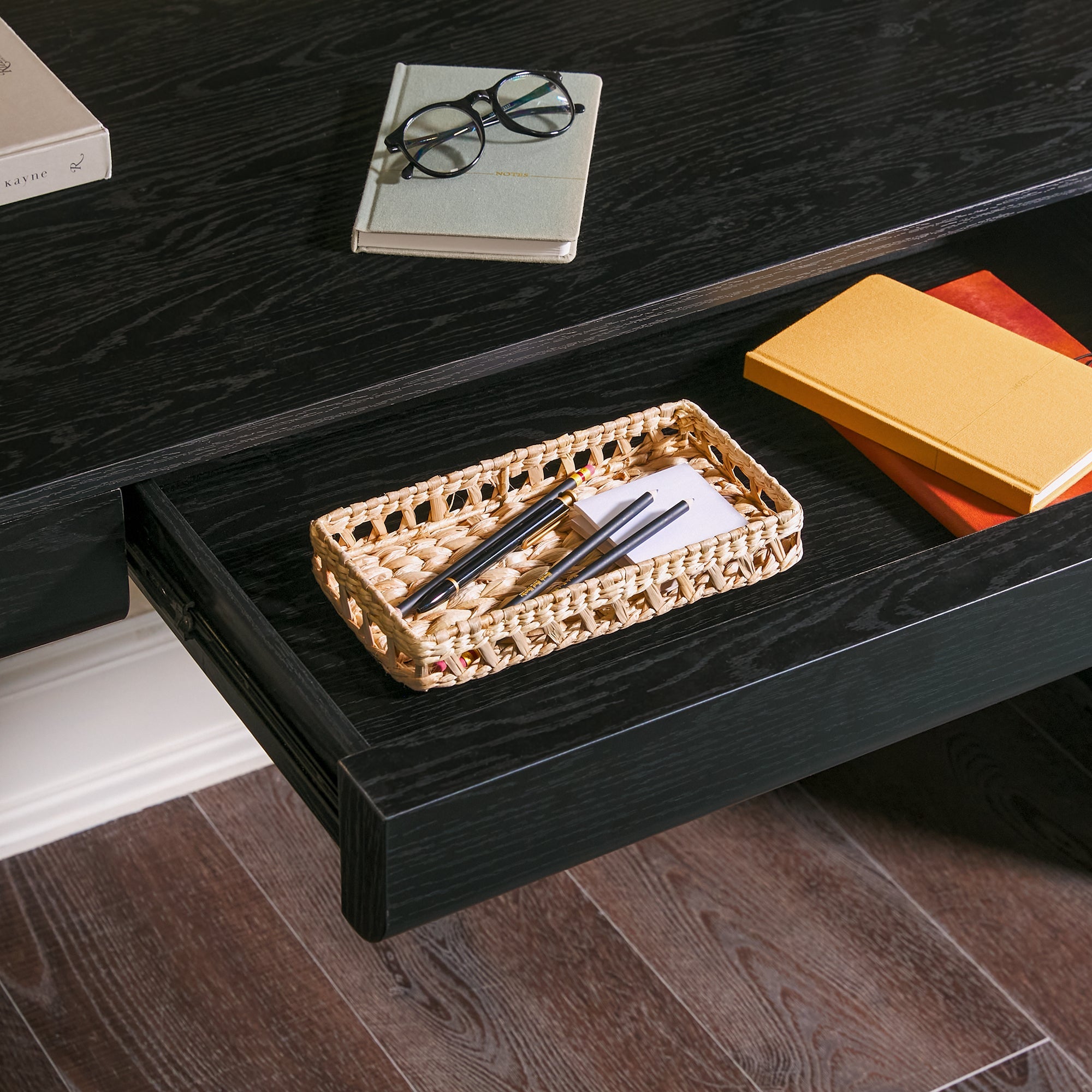 Bureau Amira Modern Curve