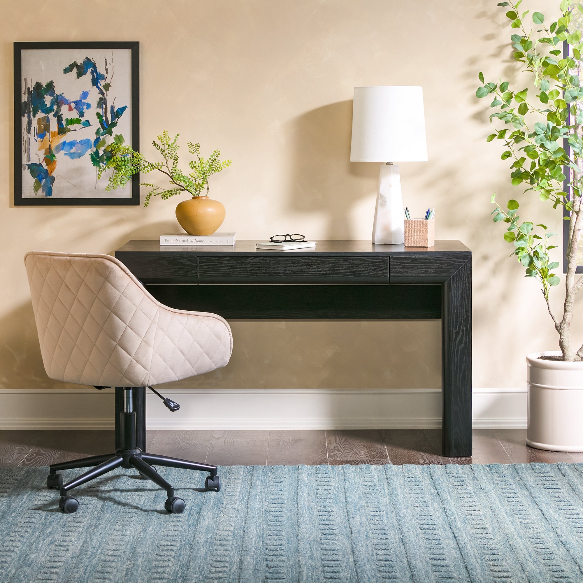 Bureau Amira Modern Curve