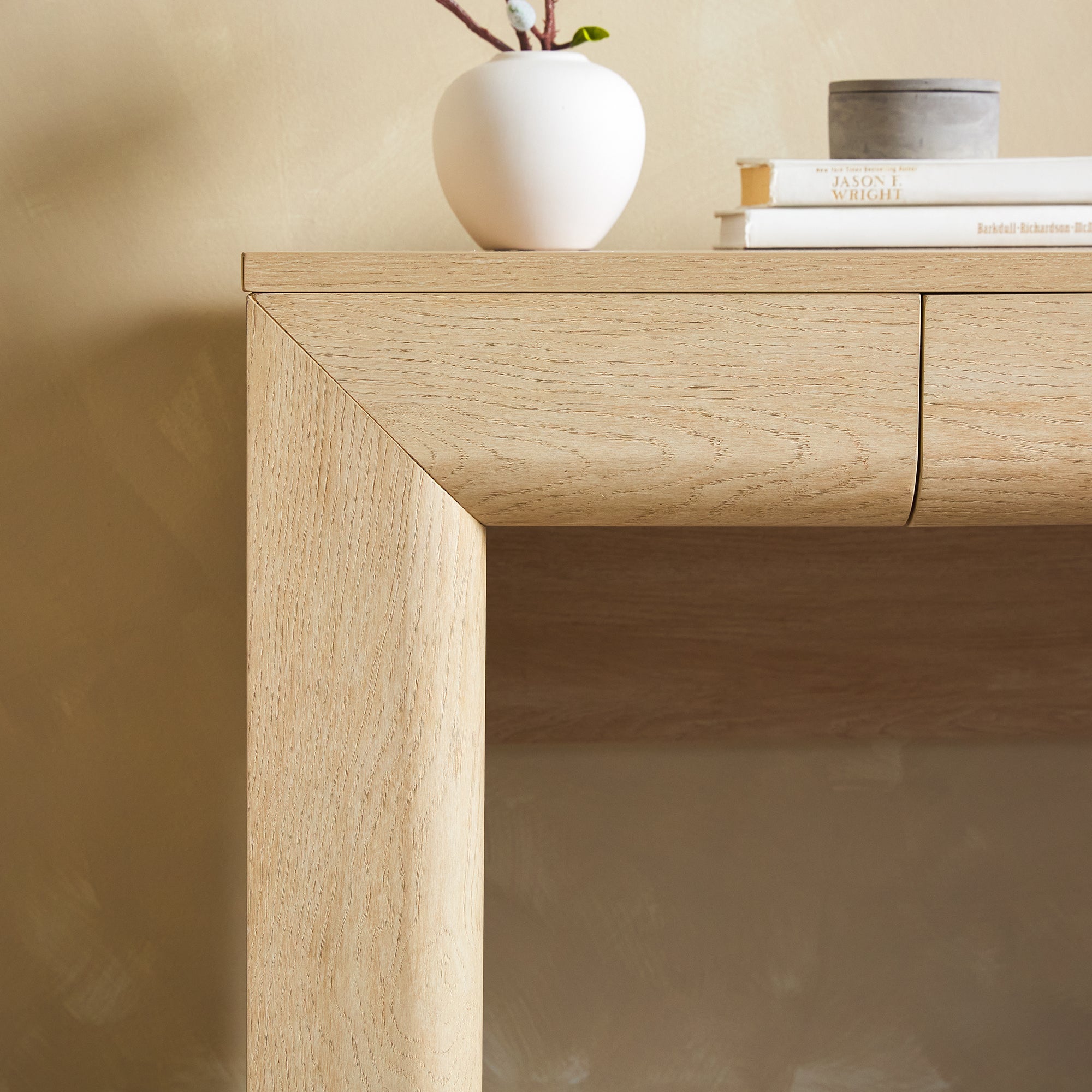 Bureau Amira Modern Curve