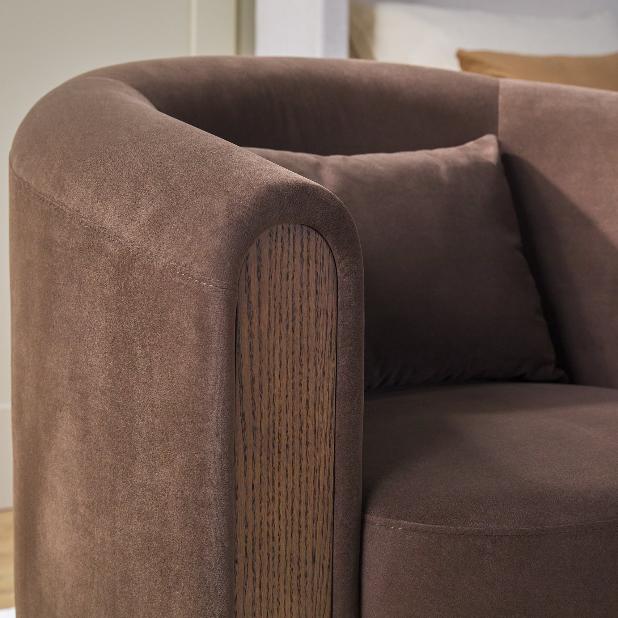 Fauteuil d'appoint pivotant Chantelle, moderne et capitonné, en forme de tonneau