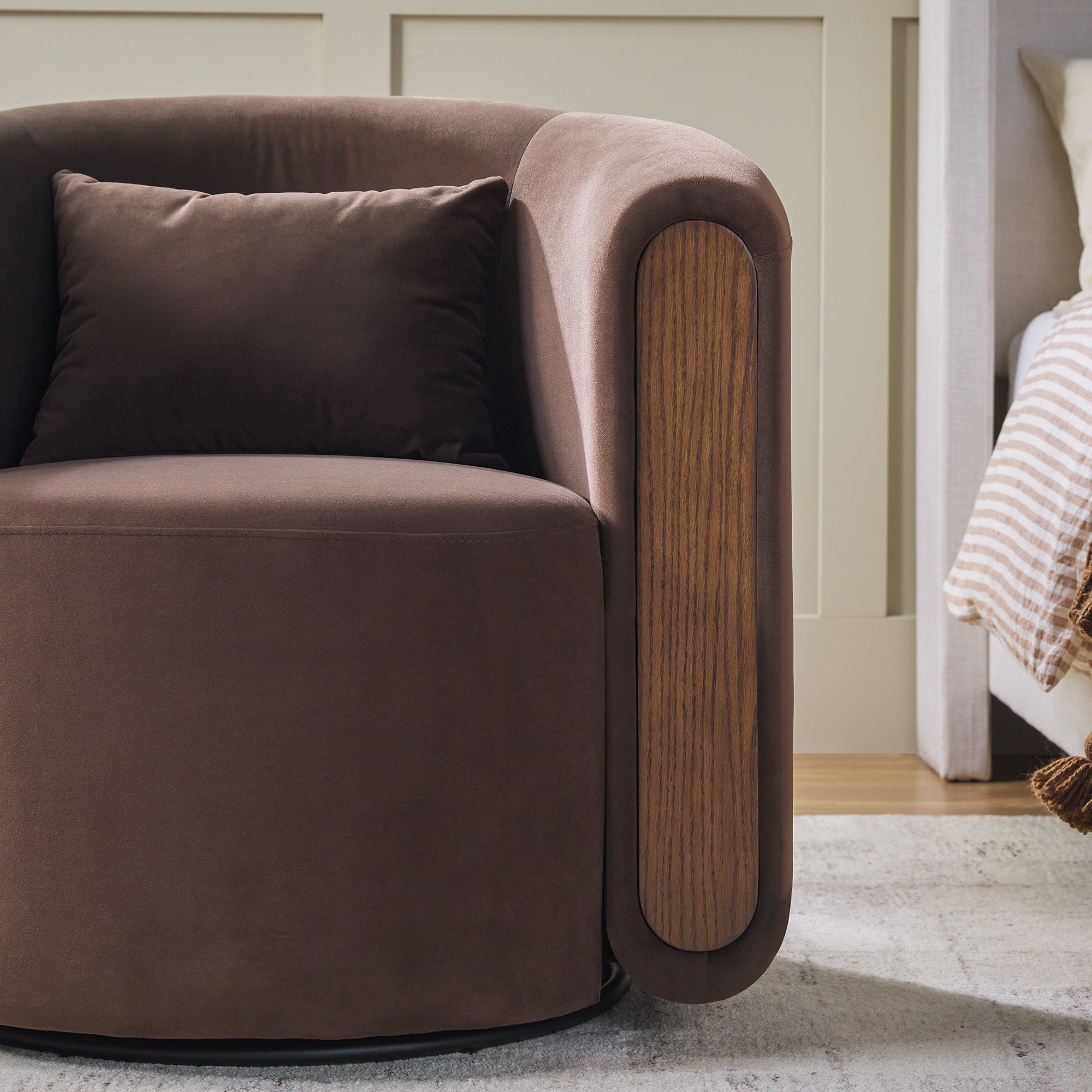 Fauteuil d'appoint pivotant Chantelle, moderne et capitonné, en forme de tonneau