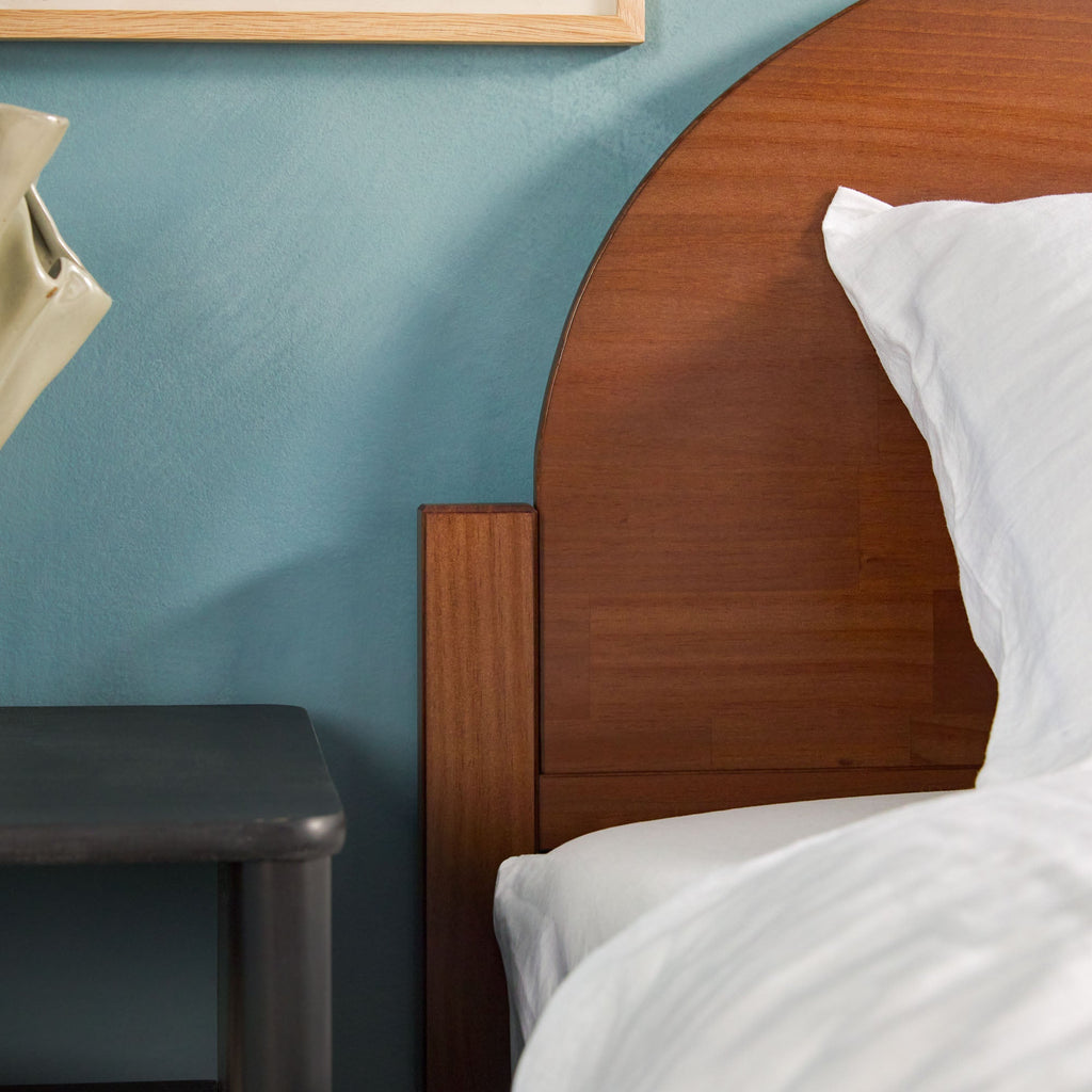 Lit Elias en bois massif avec tête de lit arquée