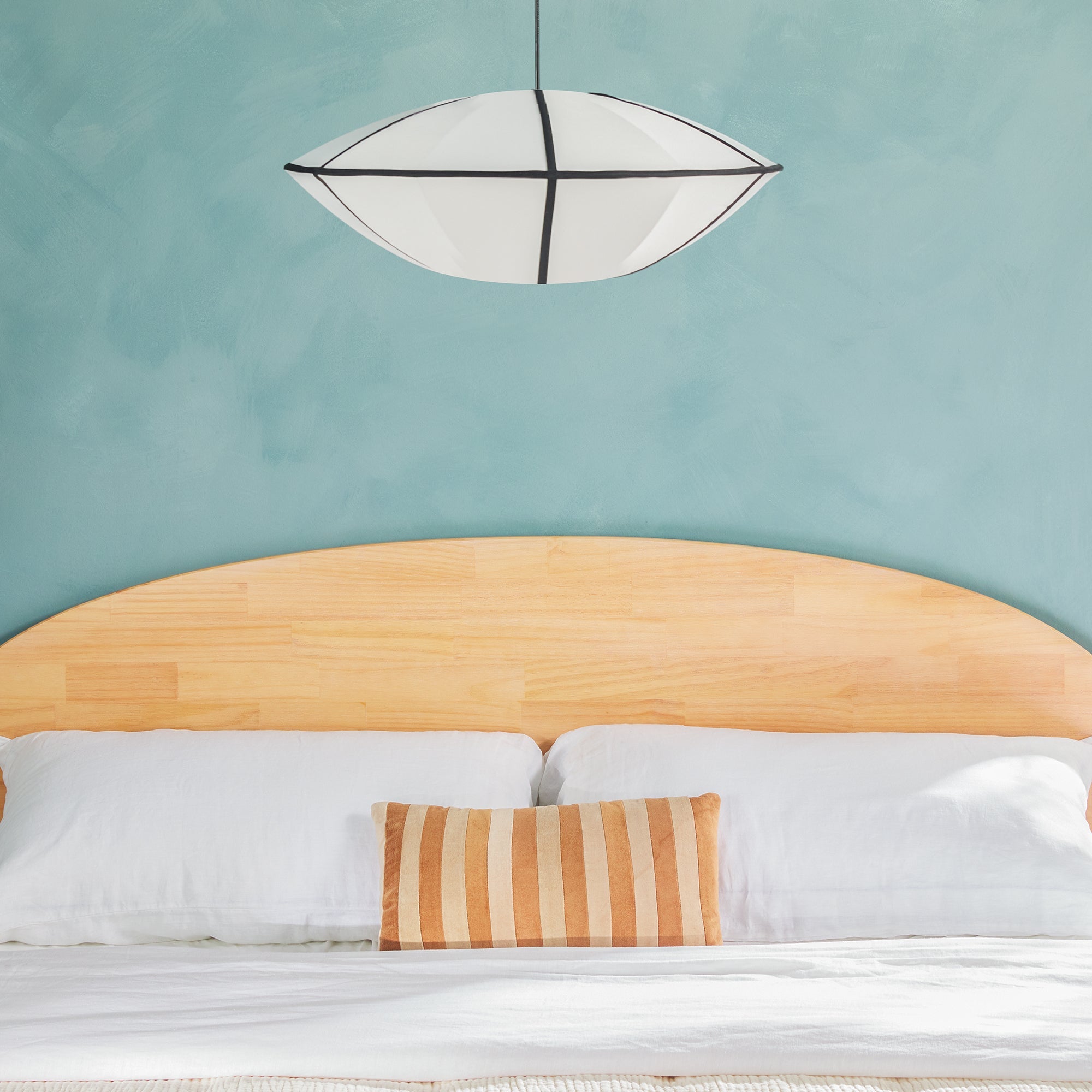 Lit Elias en bois massif avec tête de lit arquée