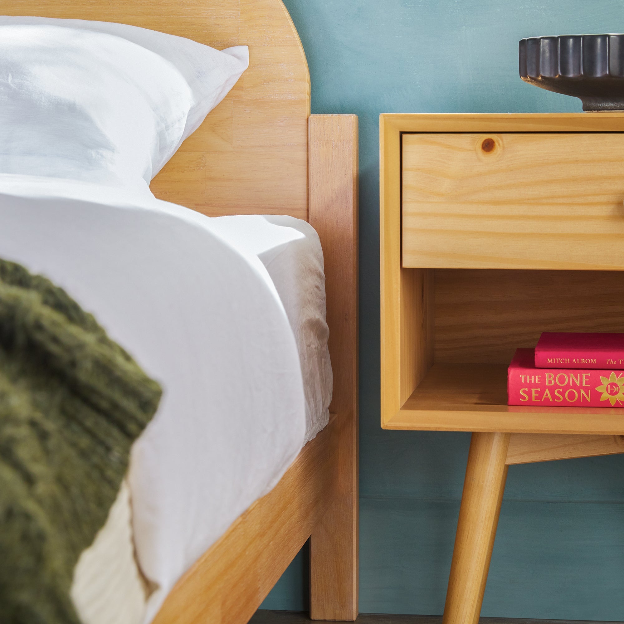 Lit Elias en bois massif avec tête de lit arquée