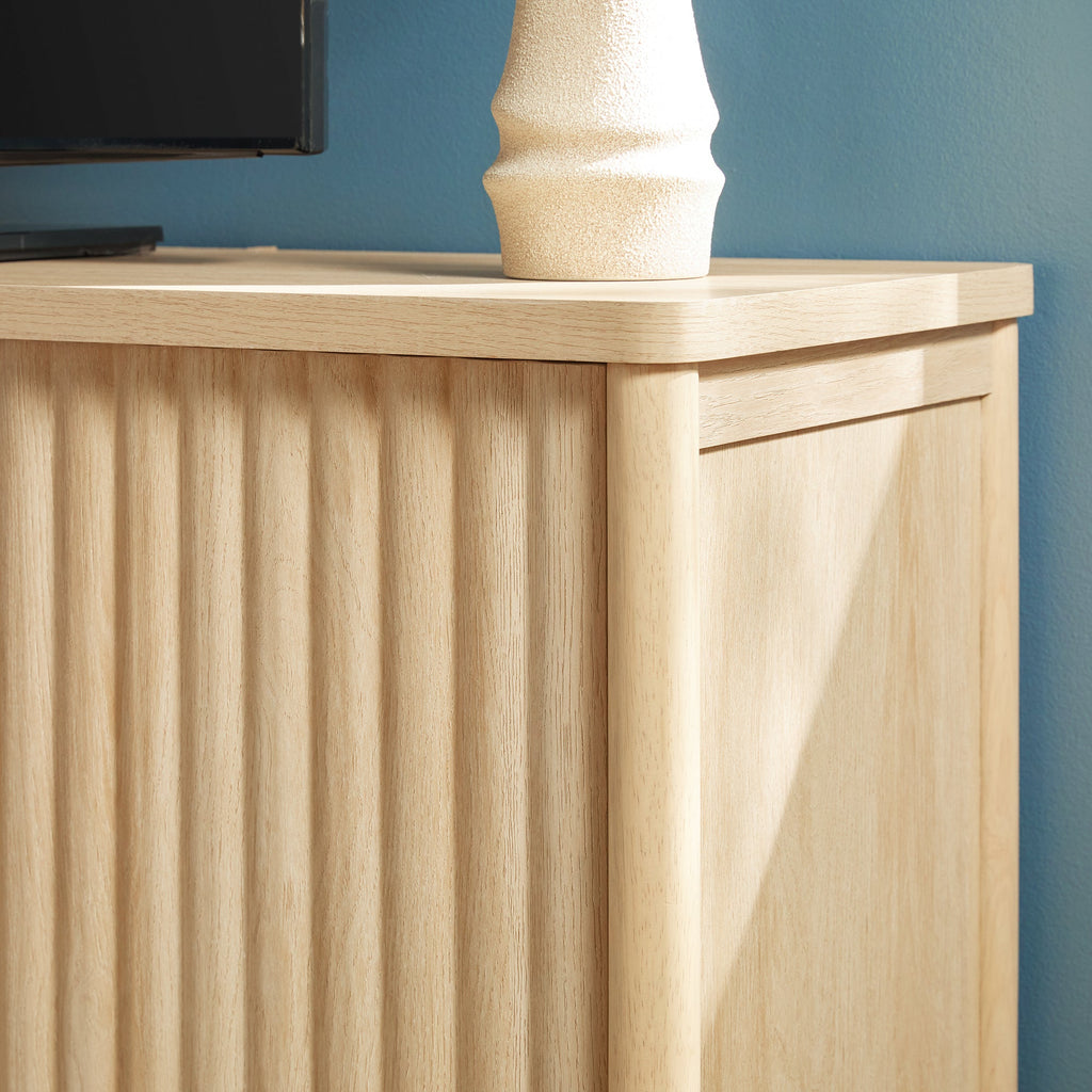 Meuble TV Flynn de style scandinave cannelé avec rangement