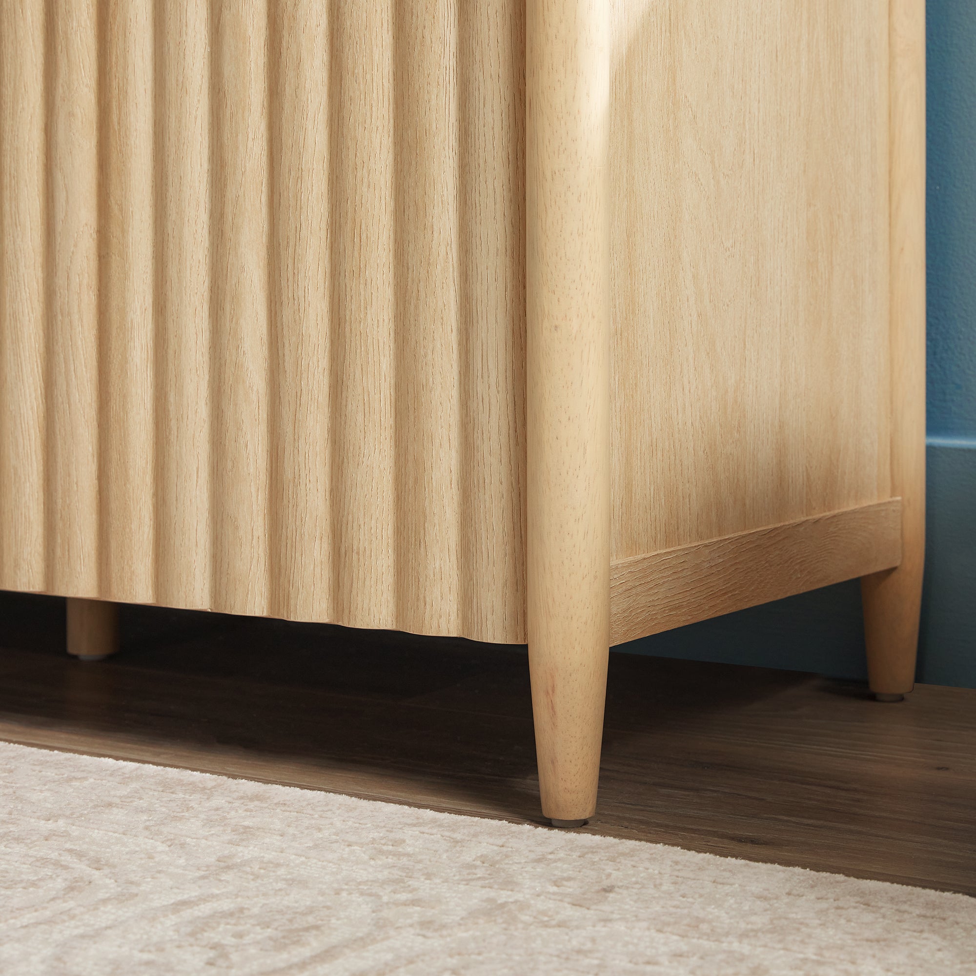 Meuble TV Flynn de style scandinave cannelé avec rangement