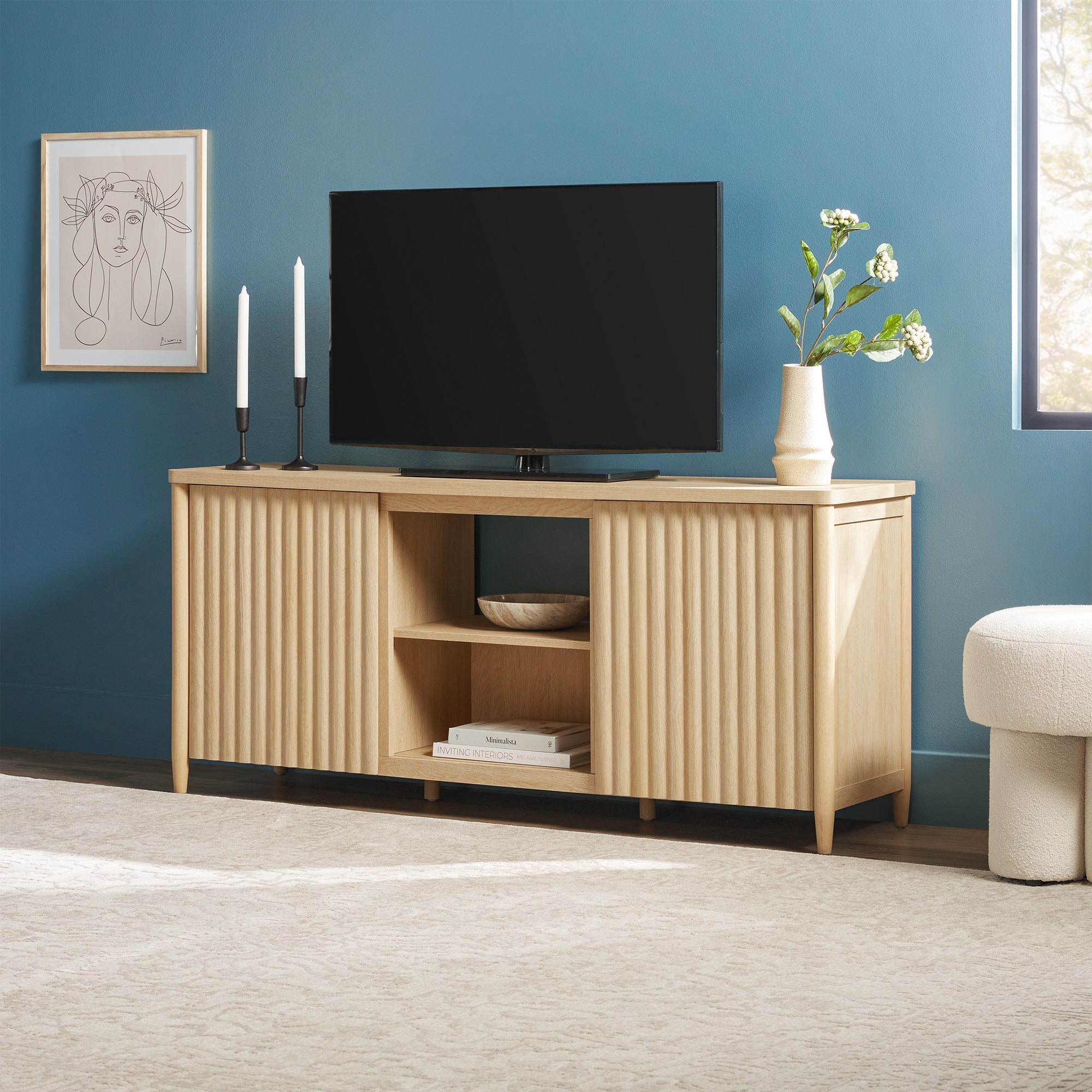 Meuble TV Flynn de style scandinave cannelé avec rangement