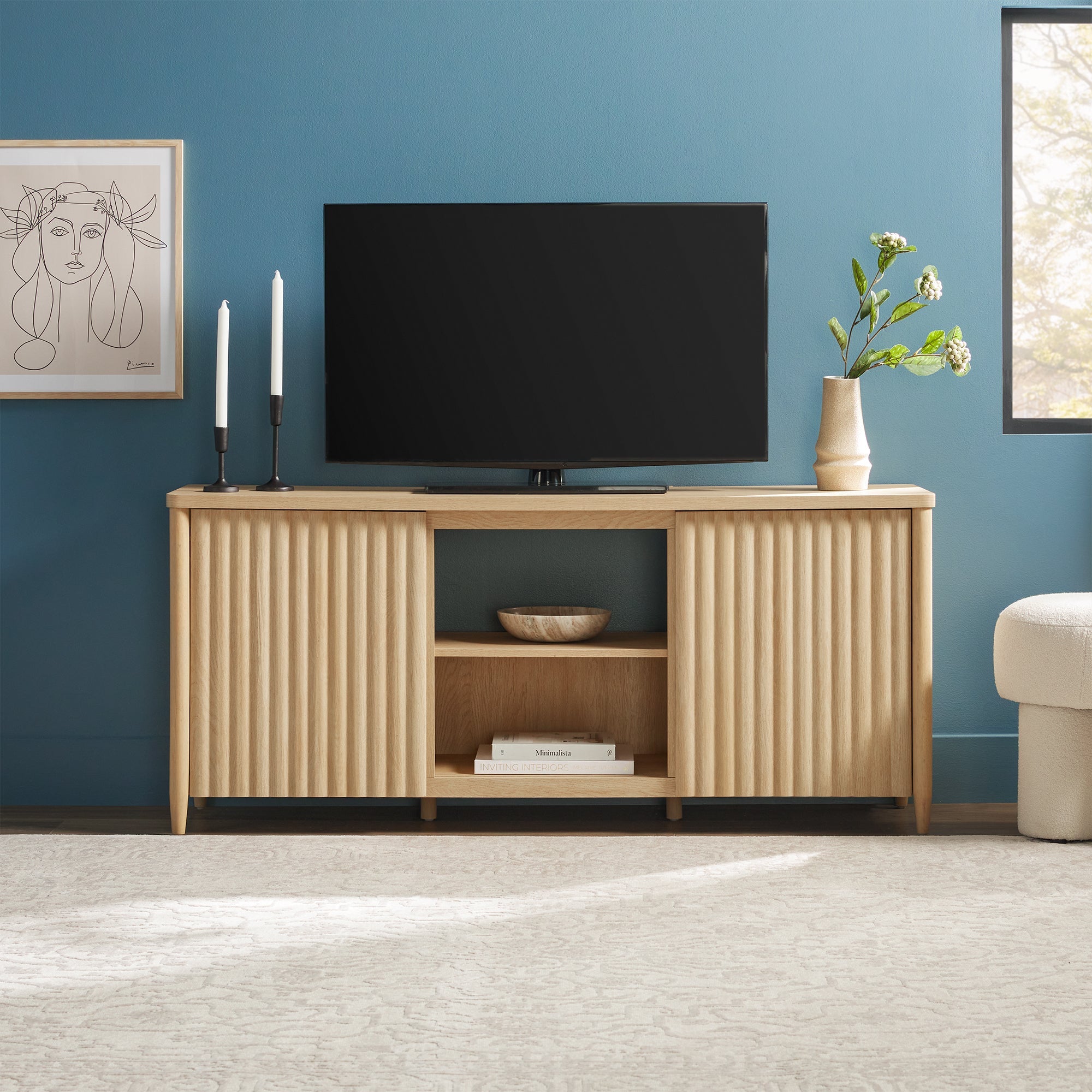 Meuble TV Flynn de style scandinave cannelé avec rangement