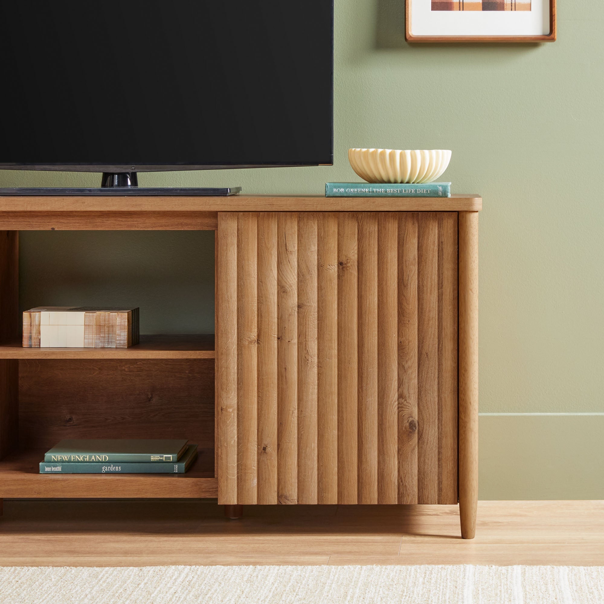 Meuble TV Flynn de style scandinave cannelé avec rangement