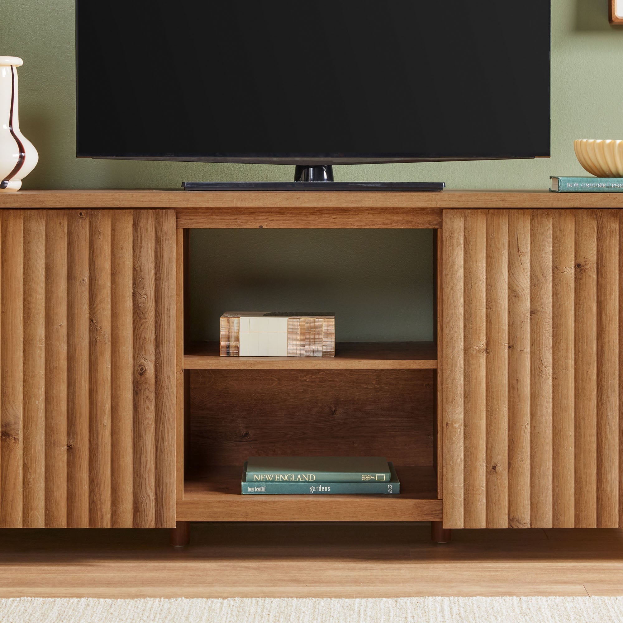 Meuble TV Flynn de style scandinave cannelé avec rangement