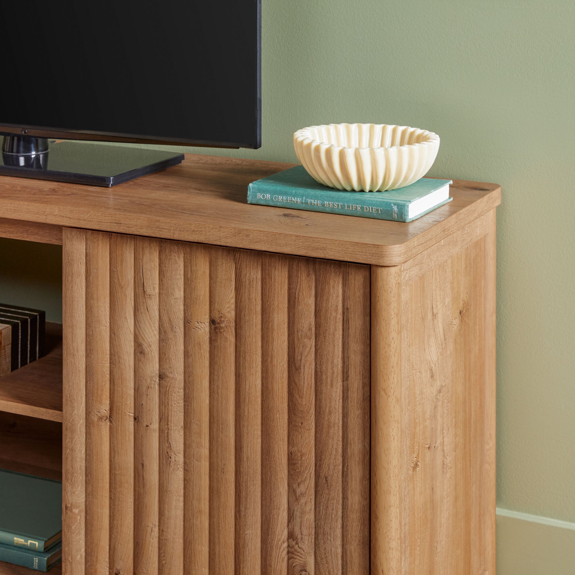 Meuble TV Flynn de style scandinave cannelé avec rangement