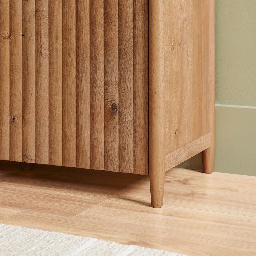 Meuble TV Flynn de style scandinave cannelé avec rangement