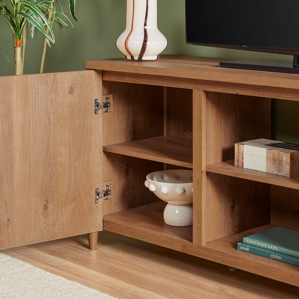 Meuble TV Flynn de style scandinave cannelé avec rangement