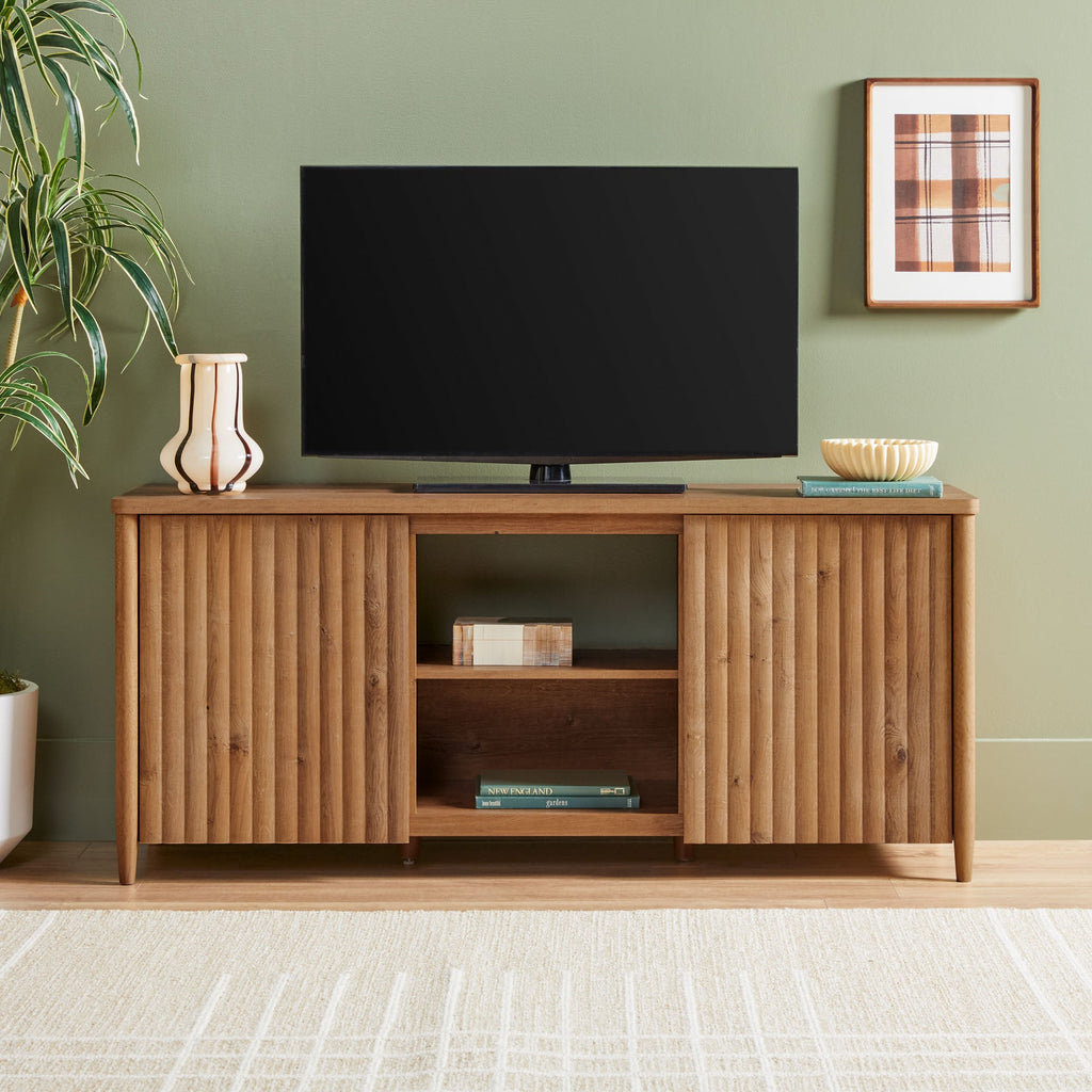 Meuble TV Flynn de style scandinave cannelé avec rangement