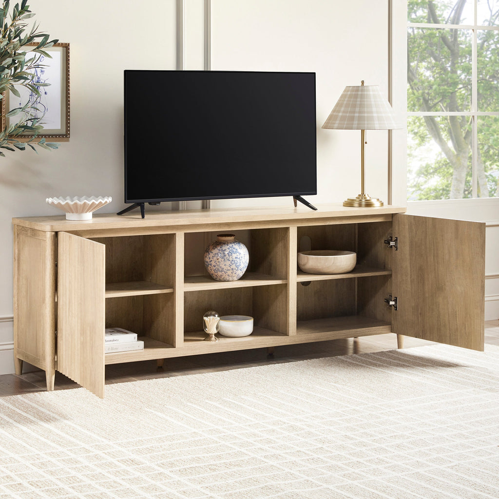 Meuble TV Flynn de style scandinave cannelé avec rangement