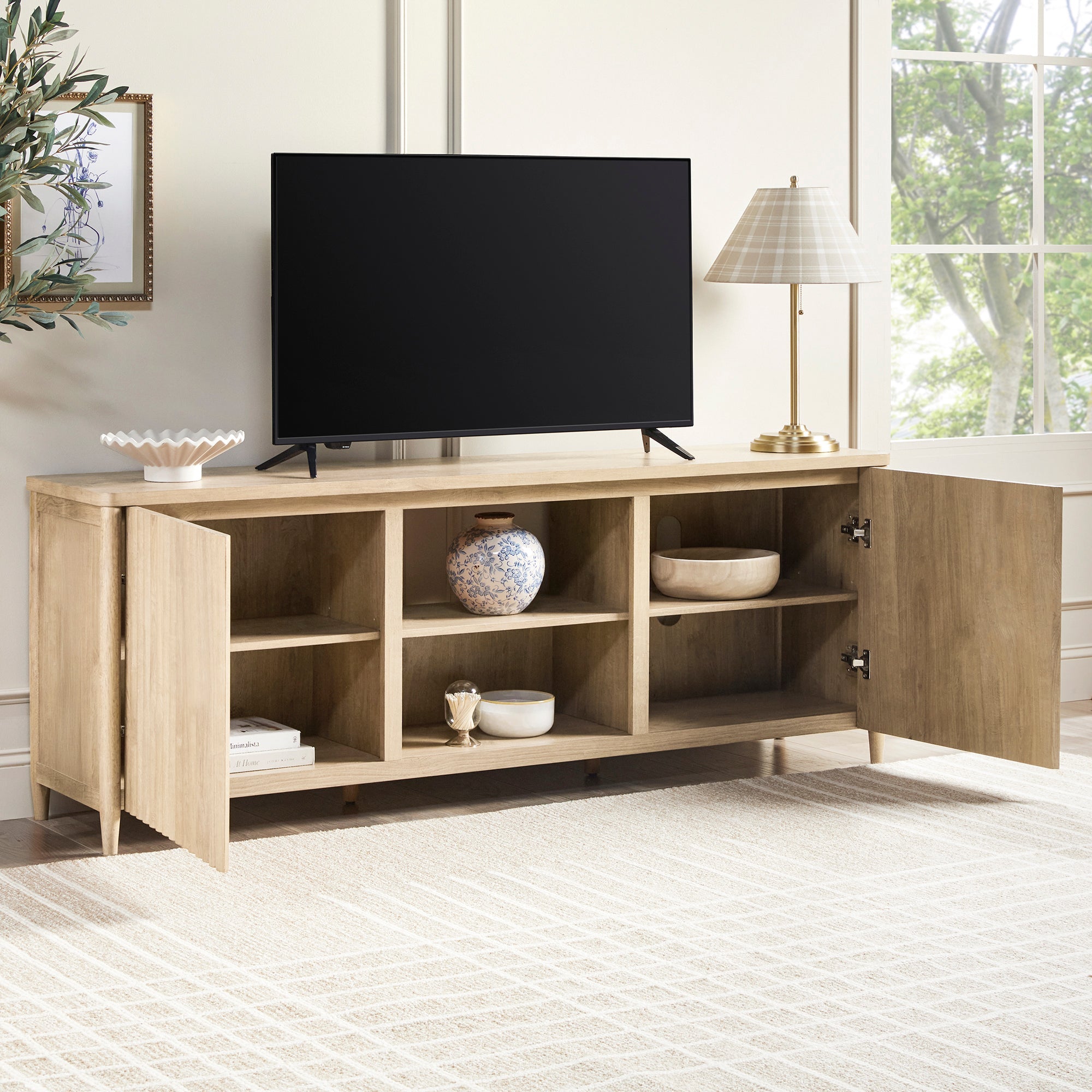 Meuble TV Flynn de style scandinave cannelé avec rangement