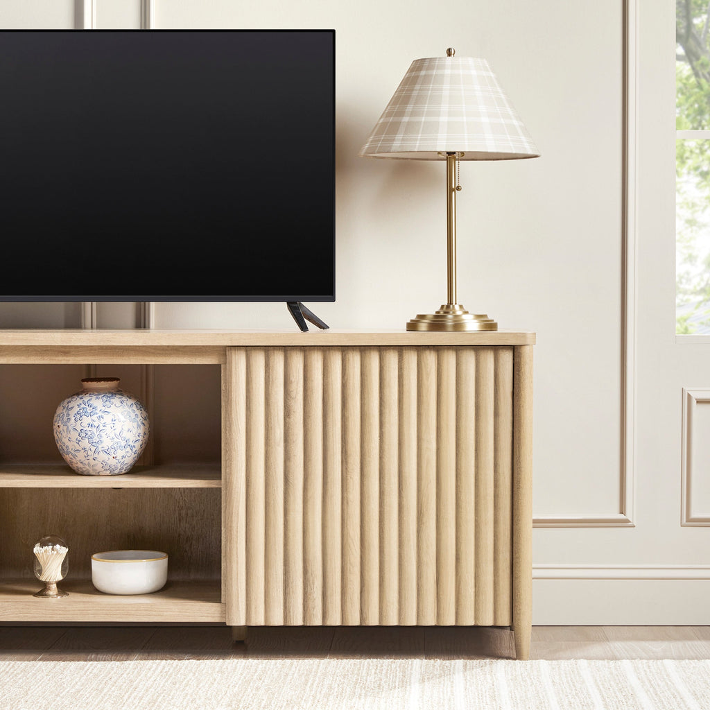 Meuble TV Flynn de style scandinave cannelé avec rangement