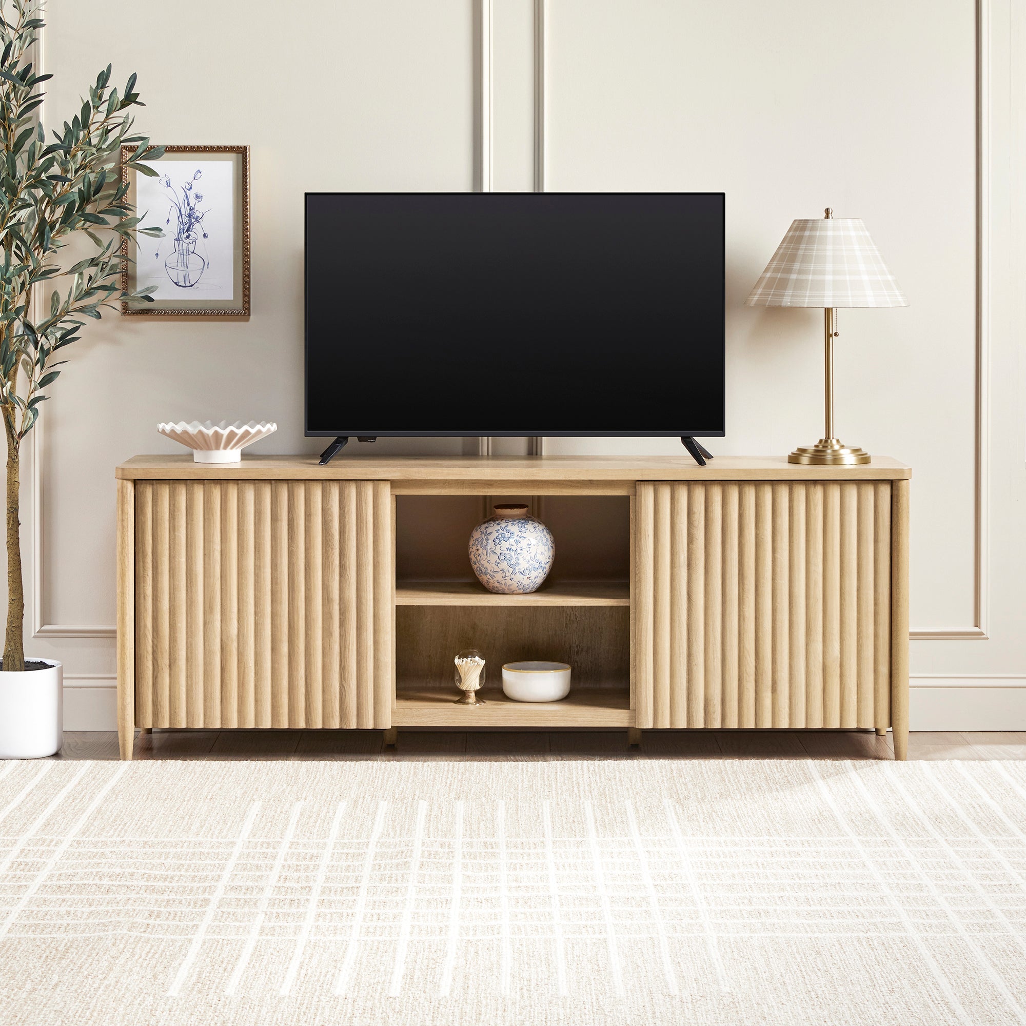 Meuble TV Flynn de style scandinave cannelé avec rangement