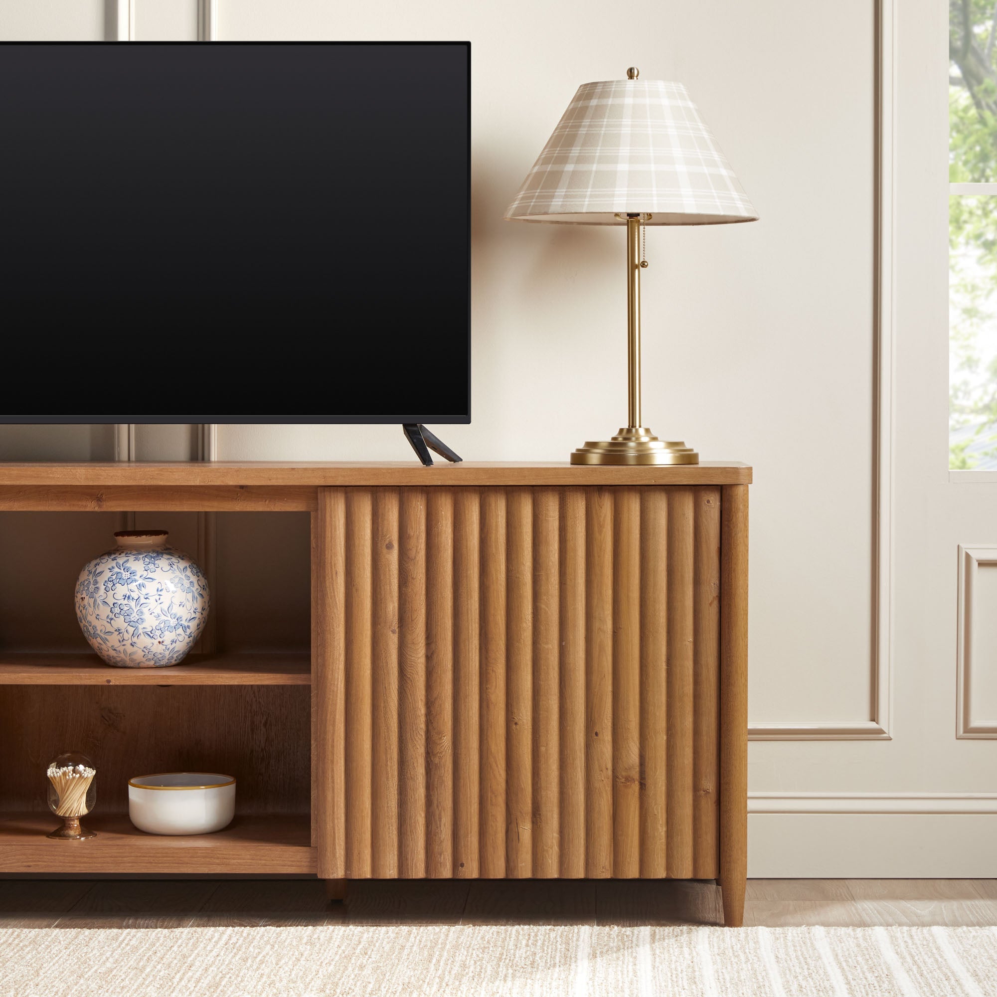 Meuble TV Flynn de style scandinave cannelé avec rangement