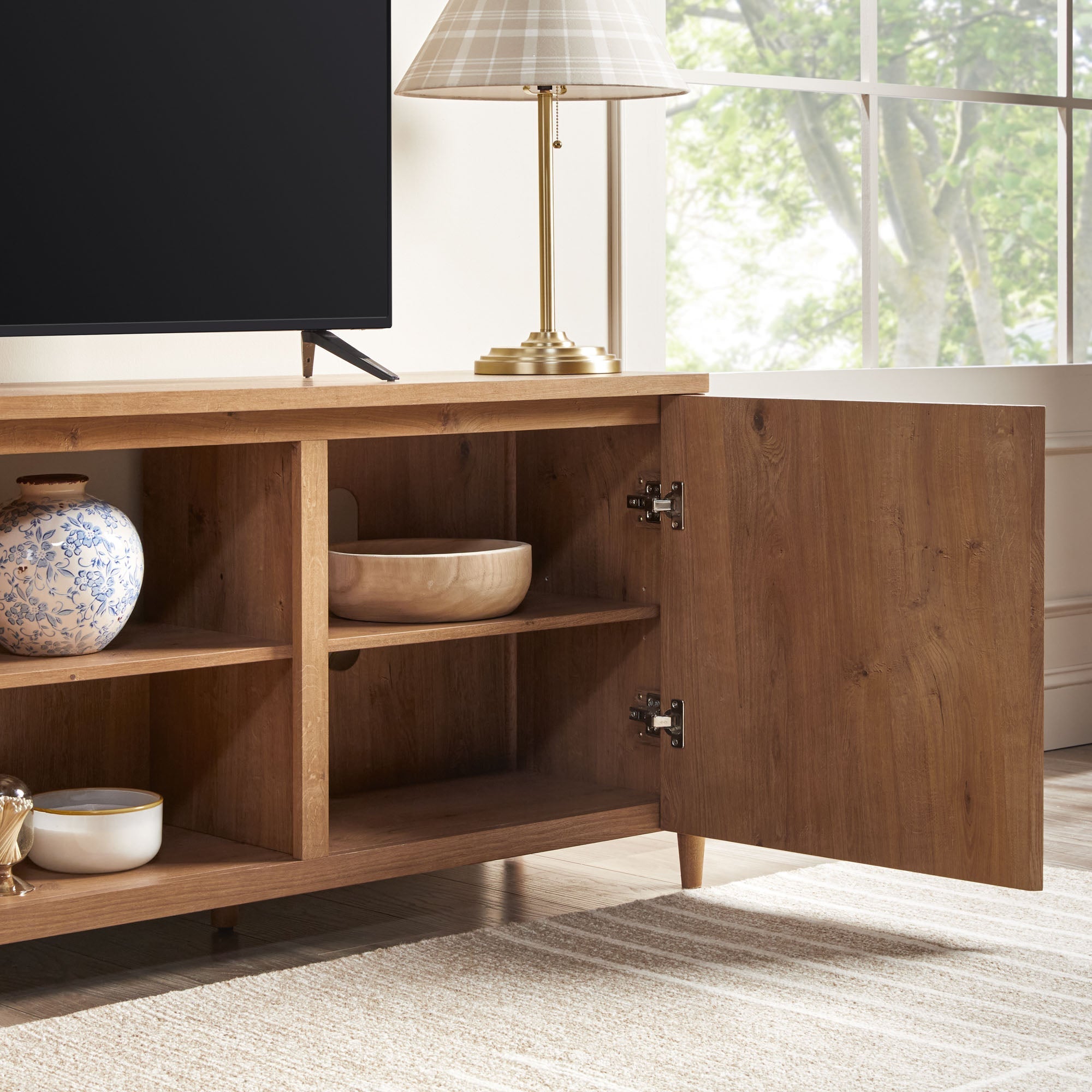 Meuble TV Flynn de style scandinave cannelé avec rangement