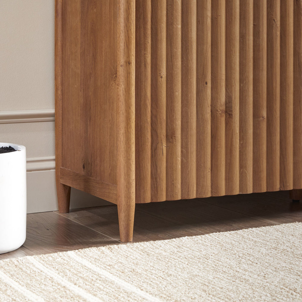 Meuble TV Flynn de style scandinave cannelé avec rangement