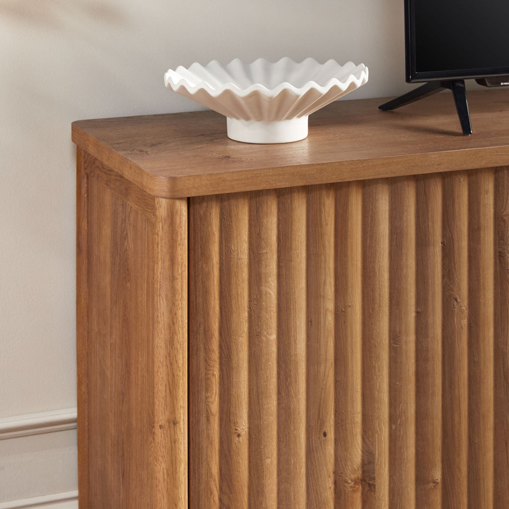 Meuble TV Flynn de style scandinave cannelé avec rangement