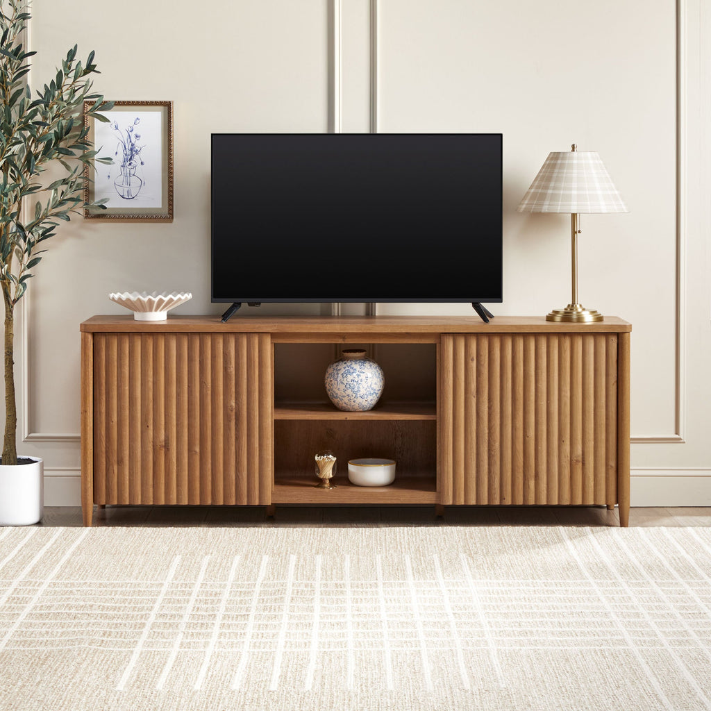 Meuble TV Flynn de style scandinave cannelé avec rangement