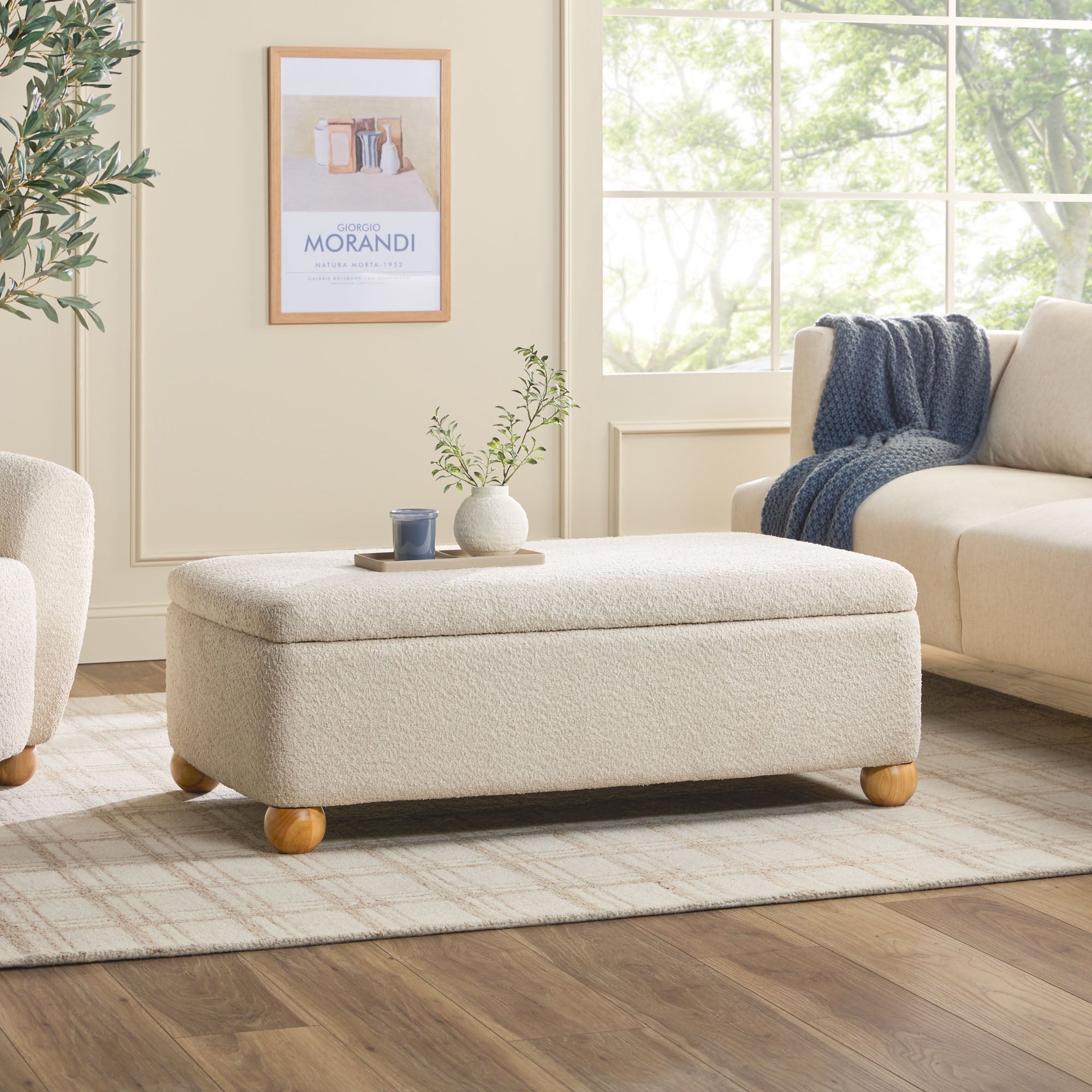 Pouf de rangement Linley contemporain en bouclette, facile à assembler et recouvert d'un tissu capitonné.